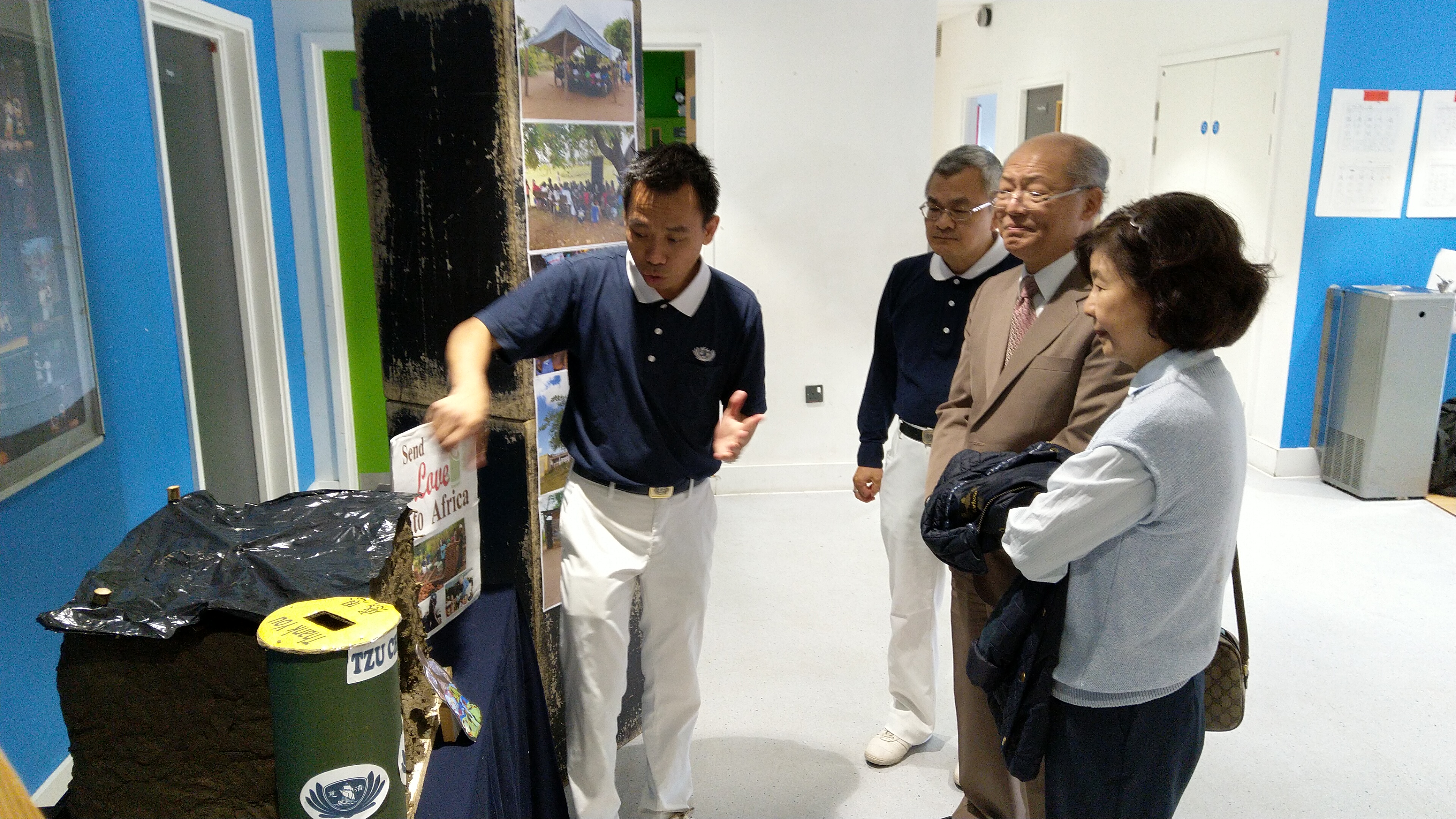 慈濟基金會英國聯絡處向程祥雲公使(右二)展示為莫三比克窮困狀況攤位。