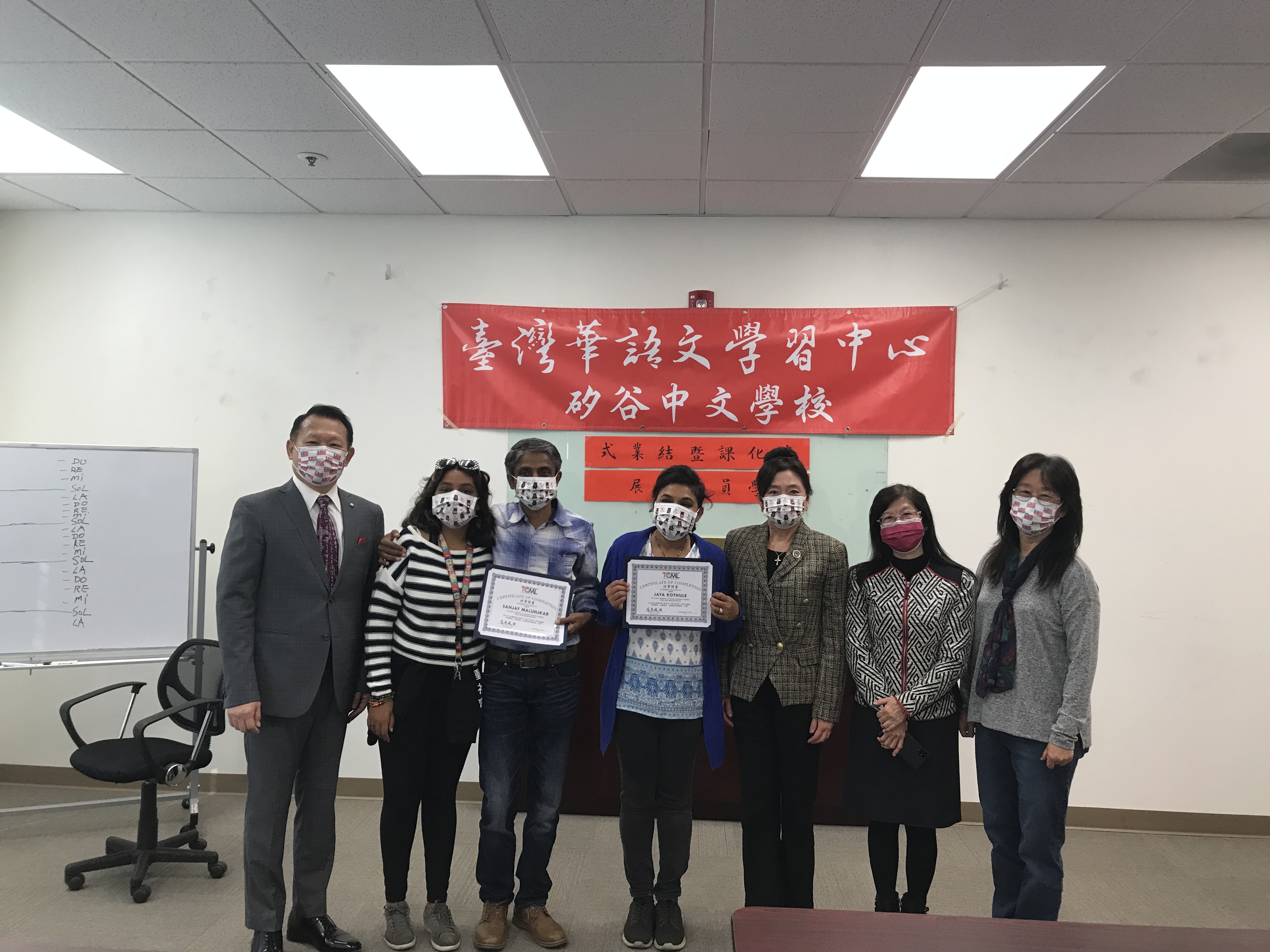 寇惠風校長（左一）、魏德珍僑務委員（右三）、李希奇教授（右二）、任鳳儀教務長（右一）與結業學員合影