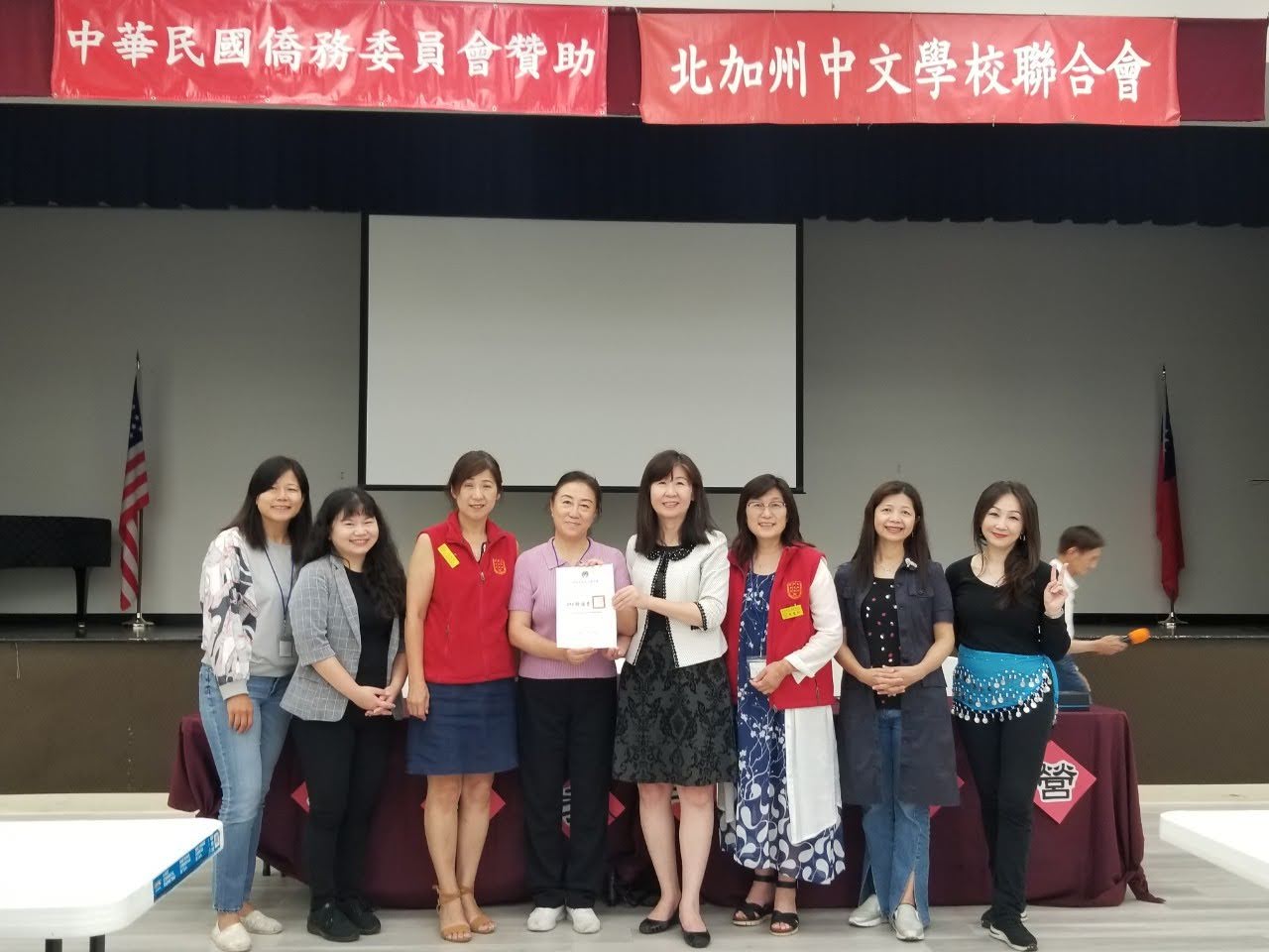頒發 僑委會〈2023學員暑期教師營〉的學員證書