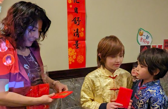 學生拜年說吉祥話拿紅包 場面熱鬧
