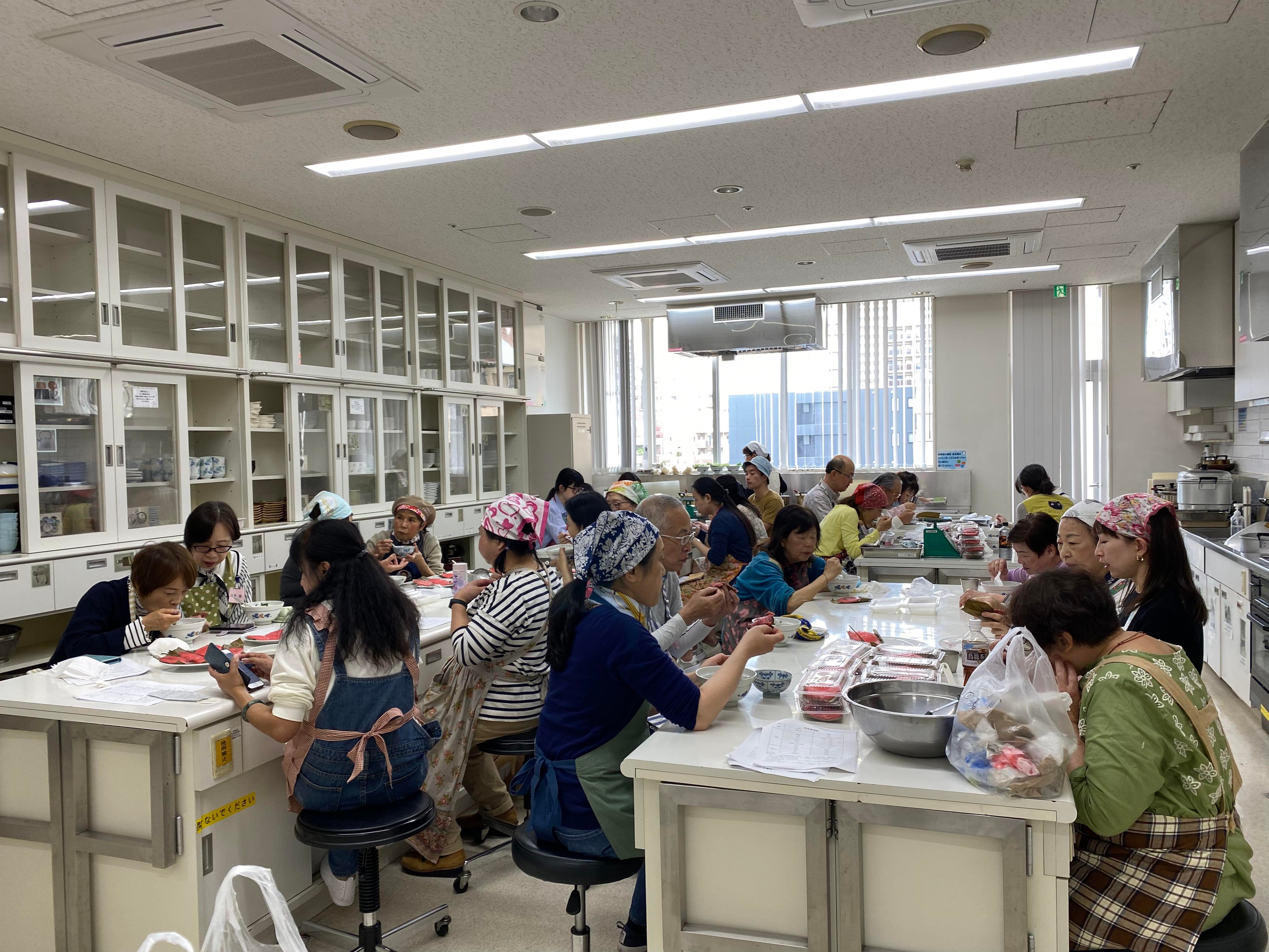 午餐時間是品嚐自己手作的客家鹹湯圓及紅龜粿