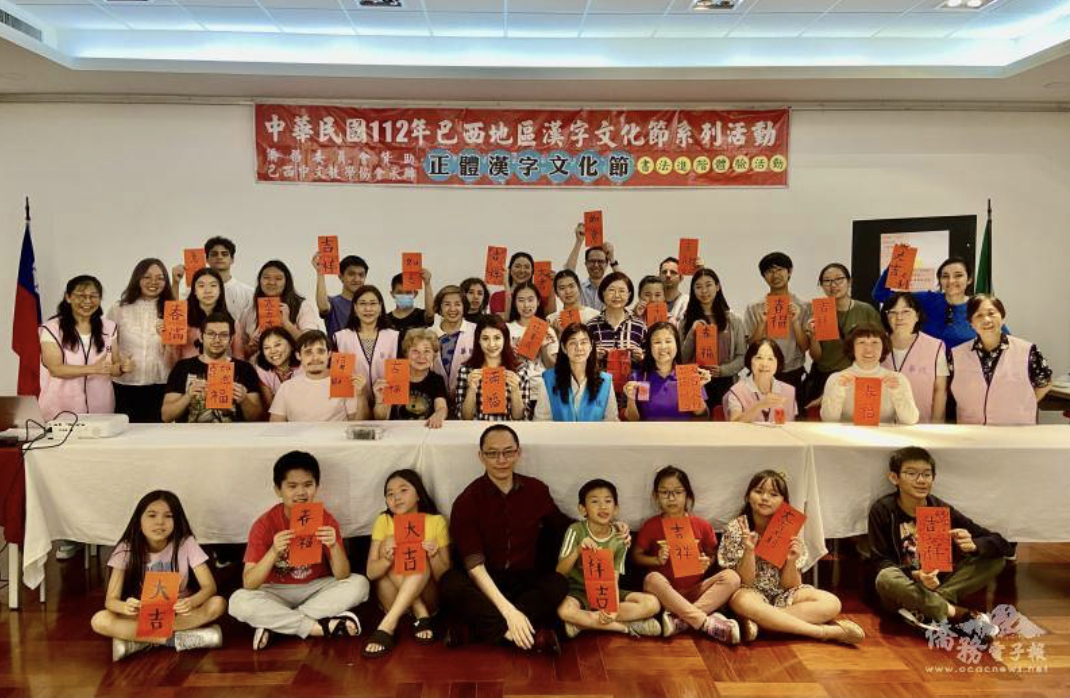 學生們展示自己的作品