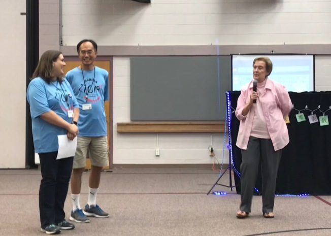 北卡洛麗中文學校(RCLS)營主任林艾美(Amy Lin)(左起)、副營主任黃光榮感謝白原衛理公會牧師海斯卡特(Lee Heathcoat)提供場地。(記者王明心／攝影)