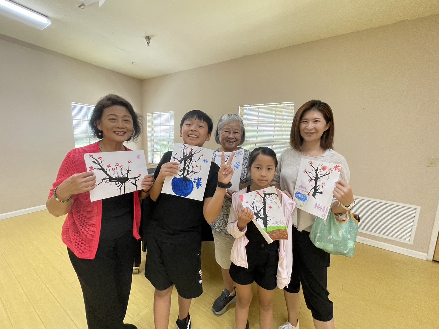 蘭多佛光合唱團團長莊杏珠師姐和中文學校謝秀鳳一家