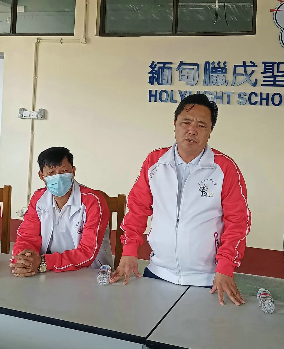 臘戌聖光中學校友會魯金棟會長對獲獎同學勉勵。