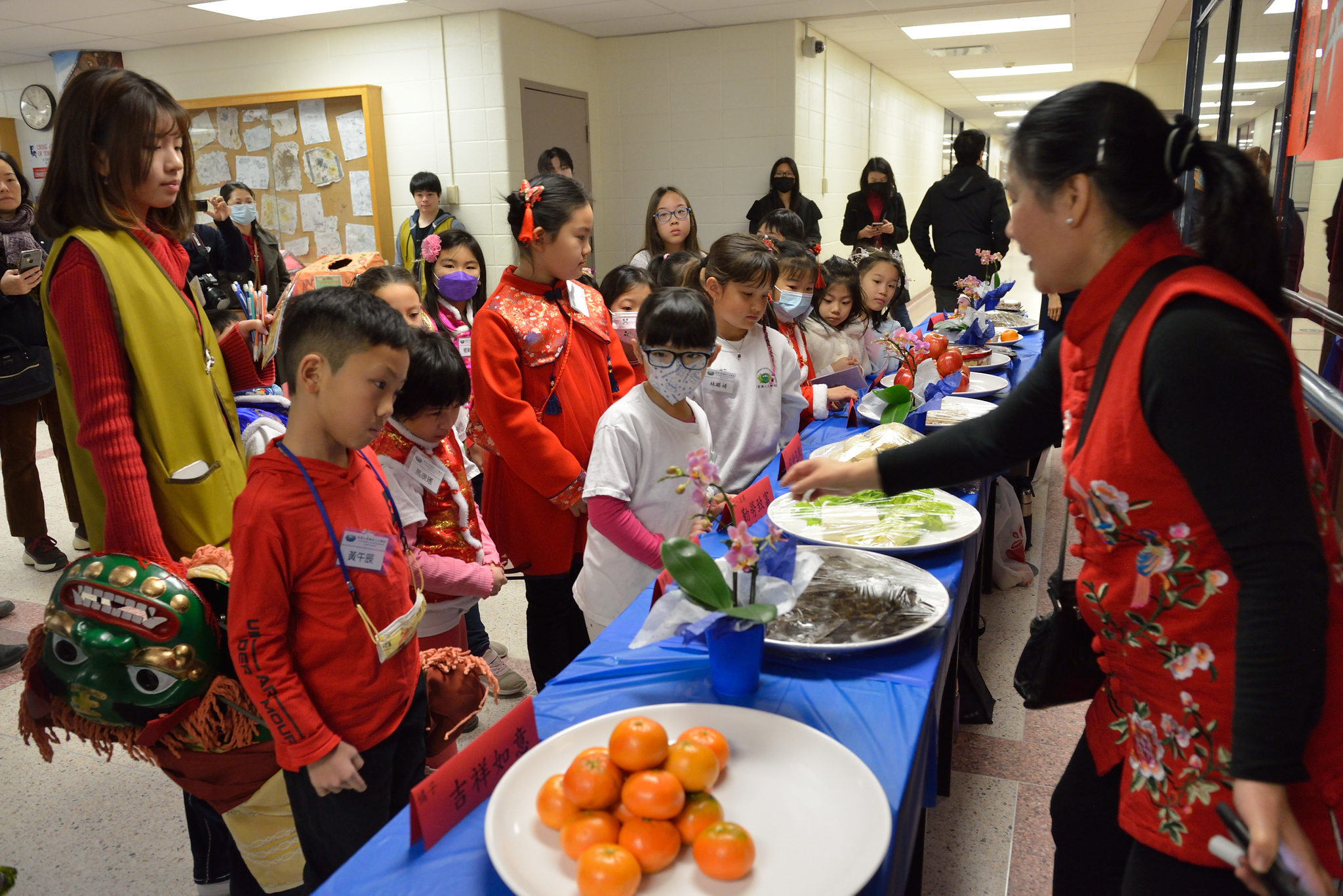 @年菜站-----二年級詹遠足老師向孩子們解説12道年菜所代表的涵意。