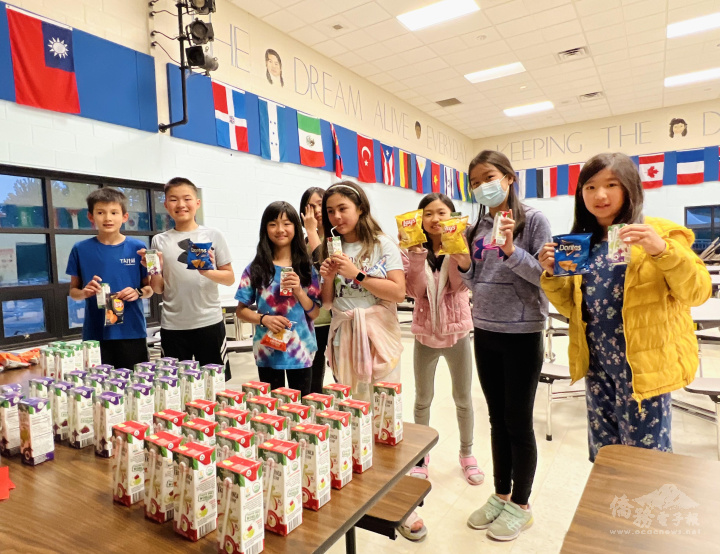 開心的學生們於認字馬拉松活動後領取點心獎品