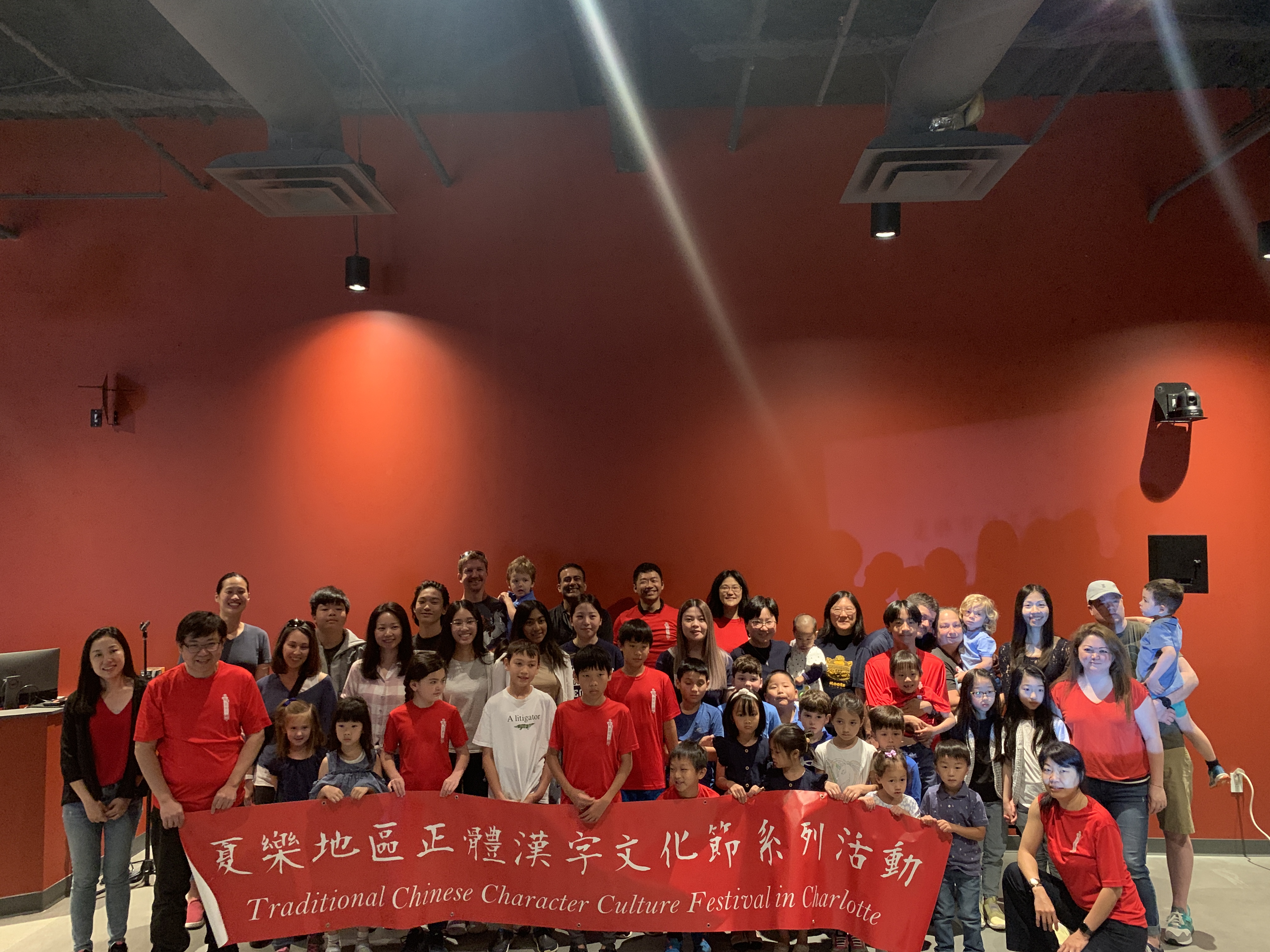 夏樂市中文學校全體師生及行政團隊