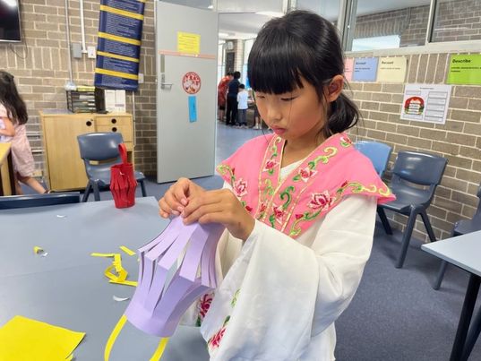 穿著仙女服來「鬧元宵」，當然要做一個像樣的花燈，要加上流蘇哦。