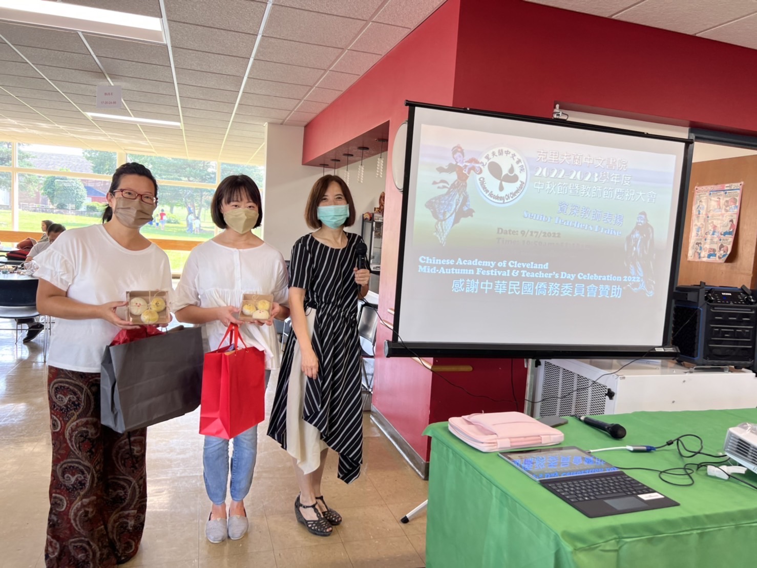 由左至右王雅真、馬慧如老師及林麗芳校長
