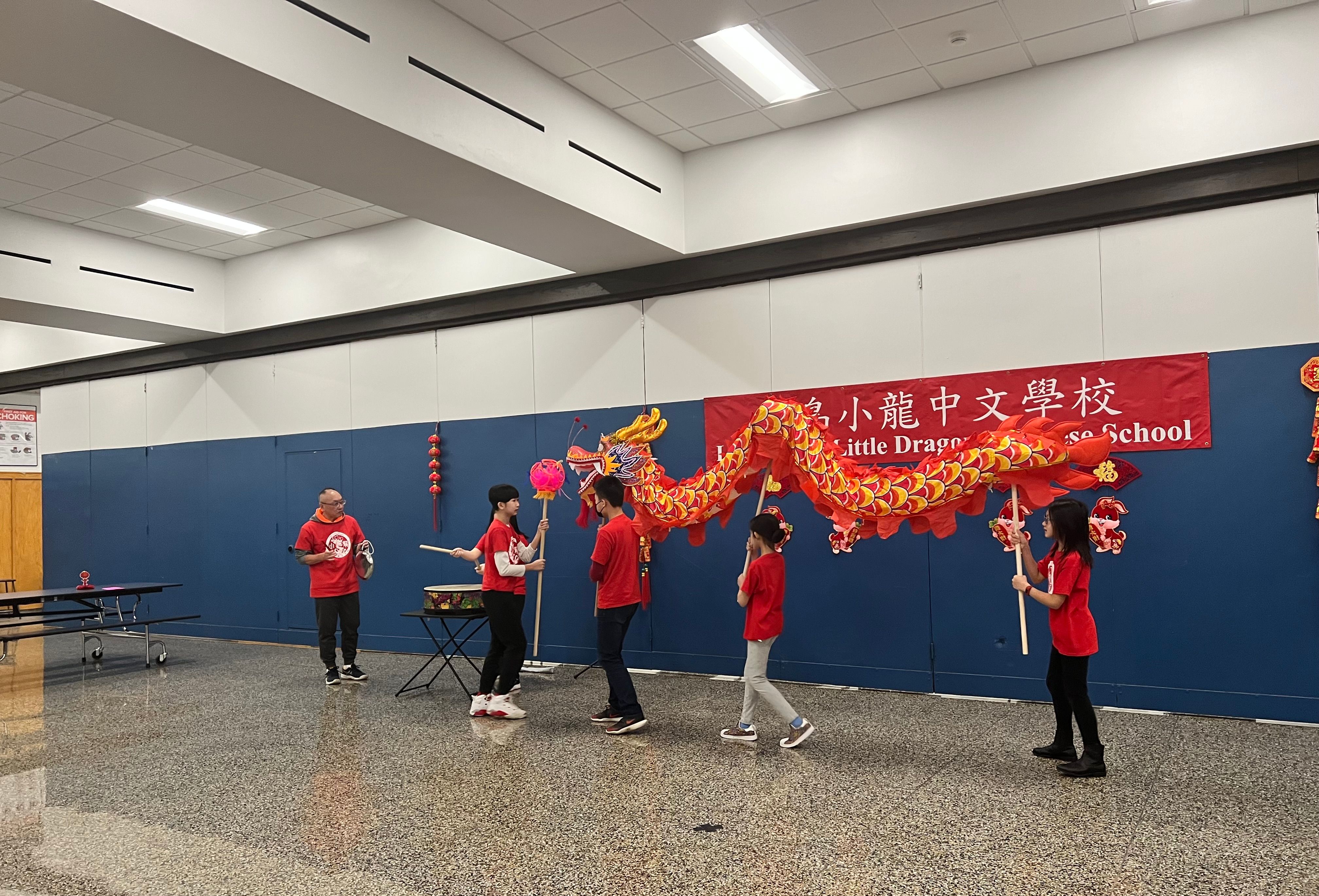 B 5 班 : 由書媛老師和學生一起發想的表演，透過鑼鼓喧囂、舞龍搶珠，營造過年的熱鬧氛圍