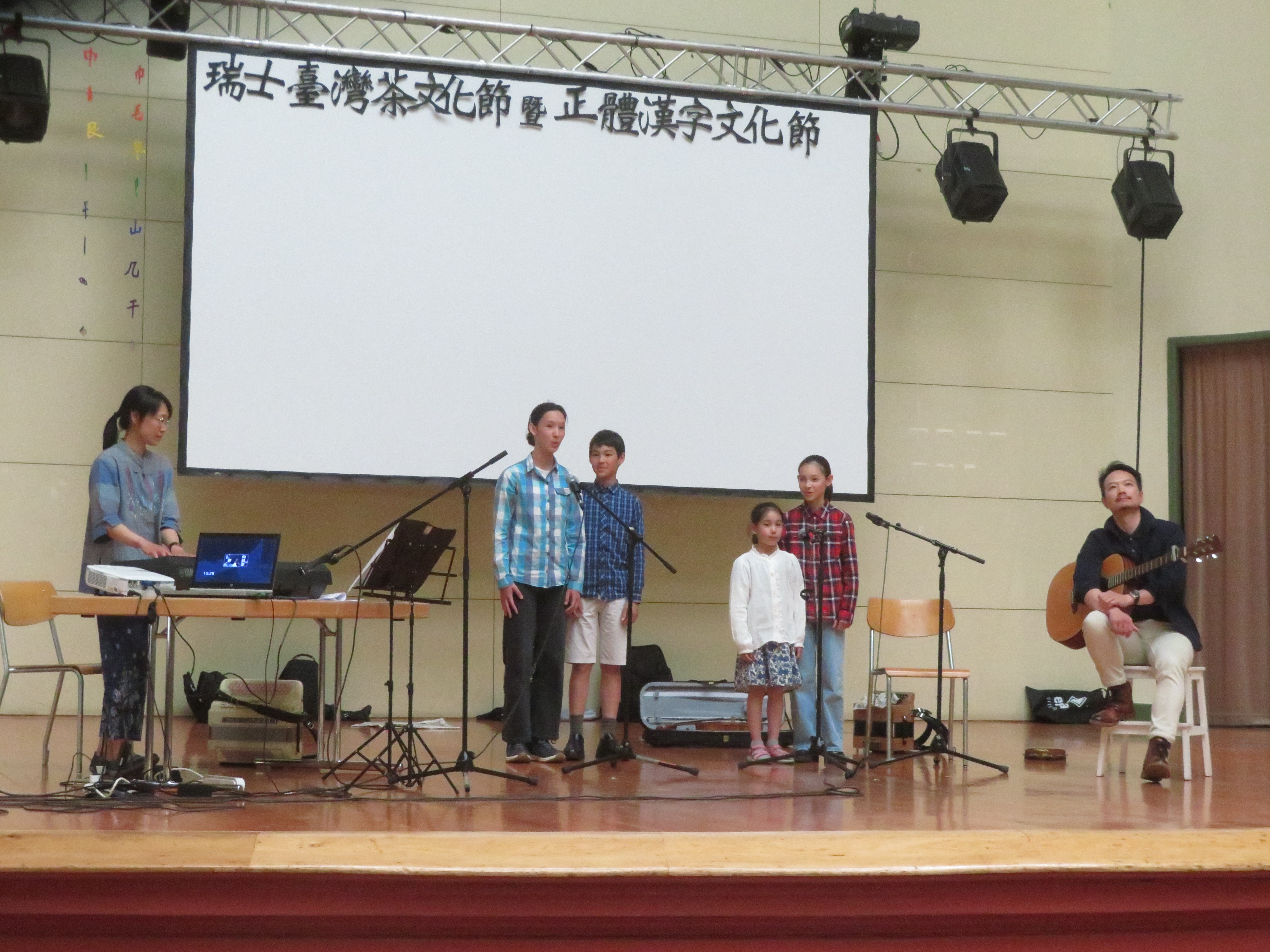 僑民獻藝，現場音樂演奏