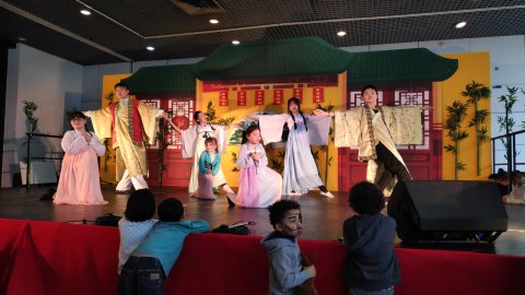 以舞蹈的方式演出花木蘭