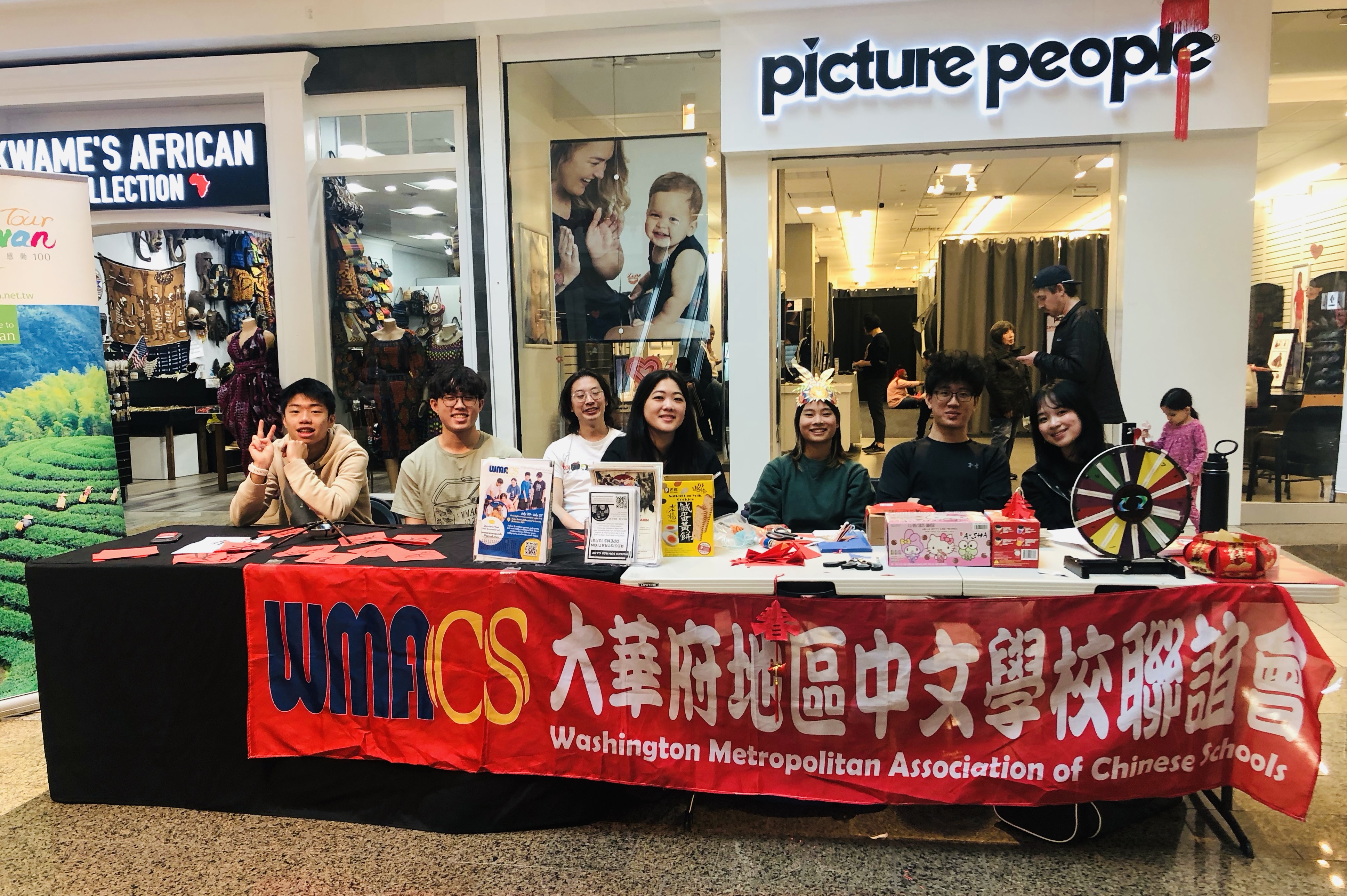 前來支援第二場Wheaton Mall活動的聯誼會夏令營輔導員團隊及學員