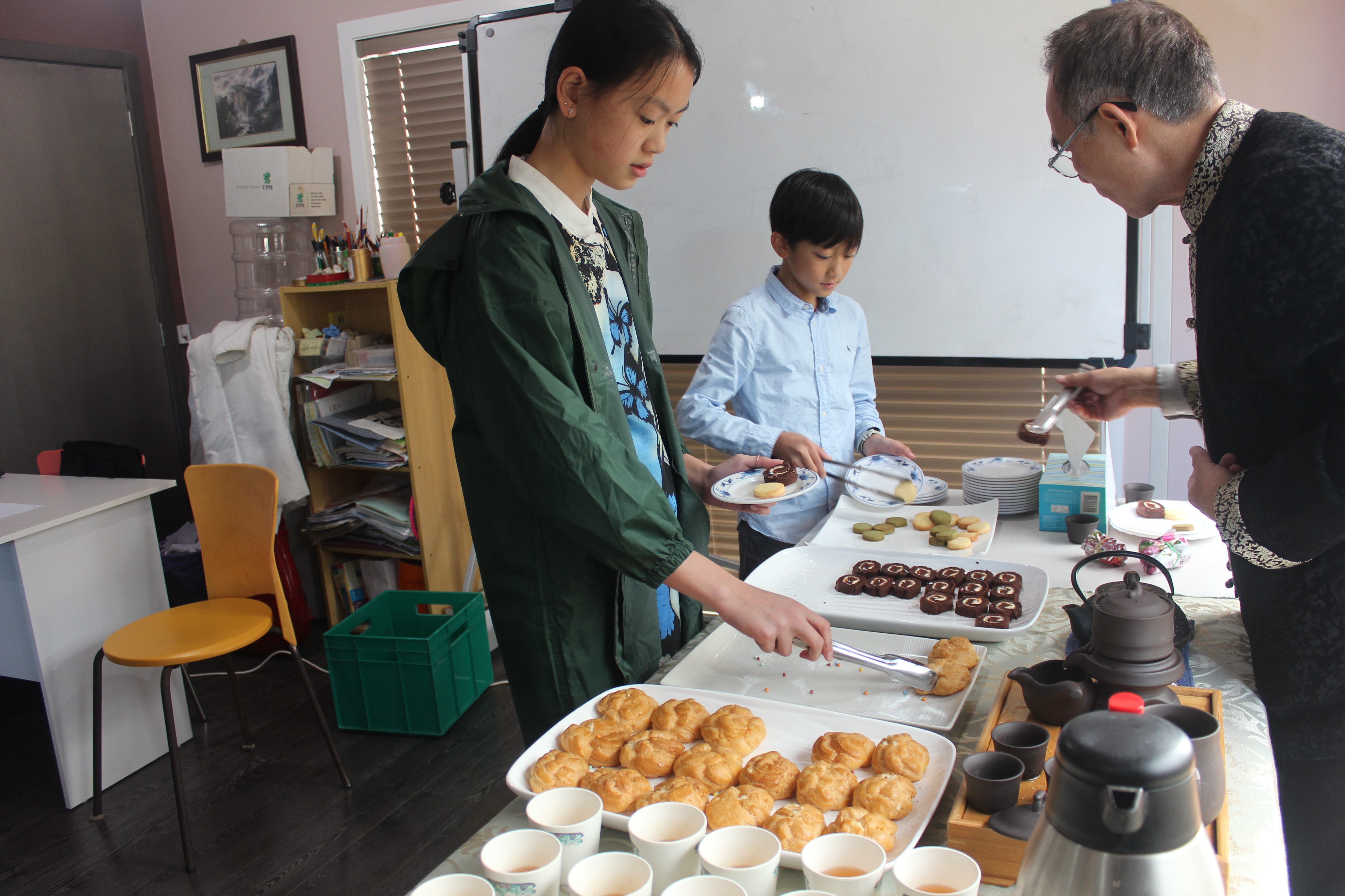 蔡校長泡茶並特別安排烘焙師傅製作茶點，讓孩子「品茗」。