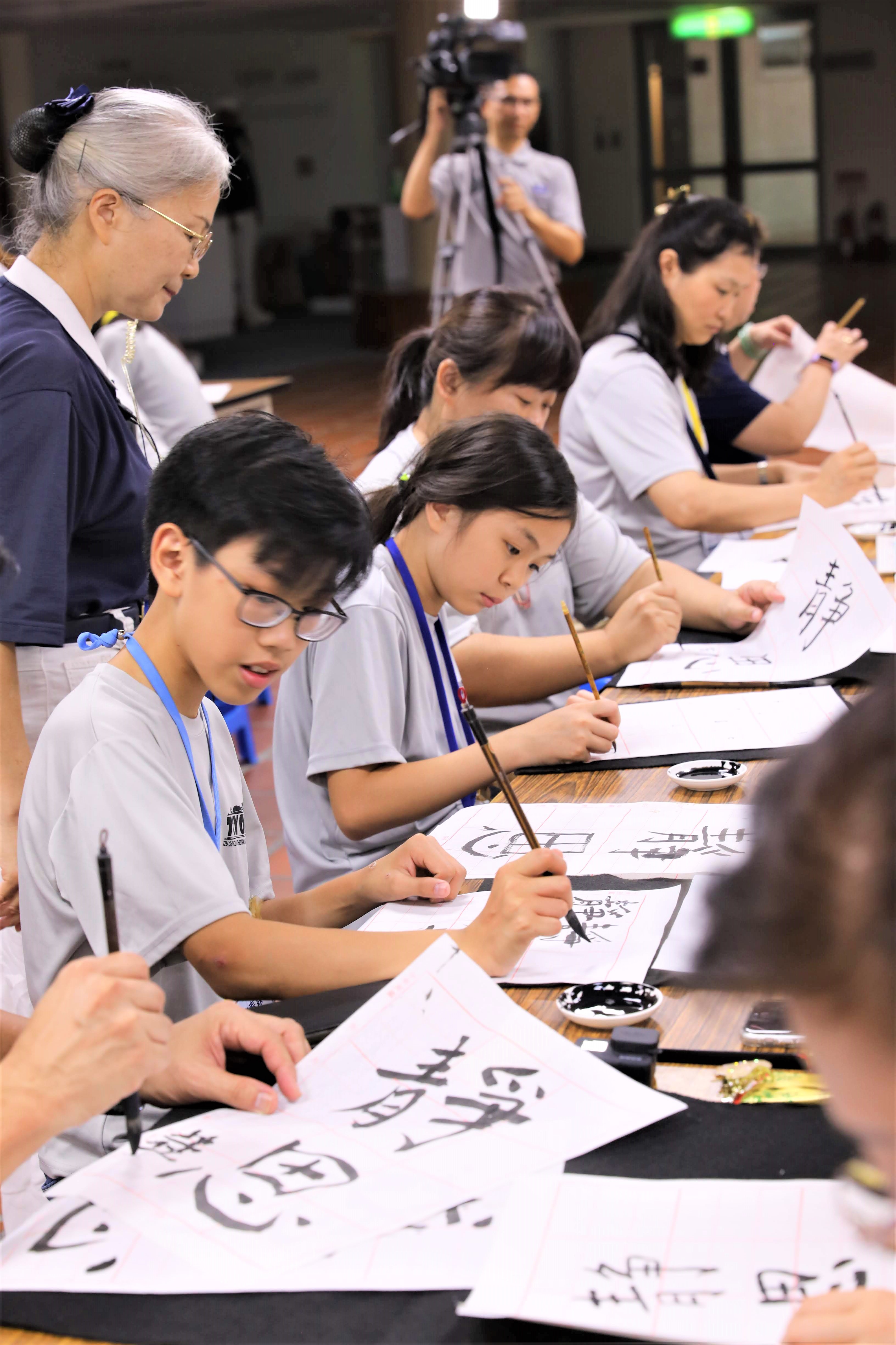 團員們聚精會神的寫書法