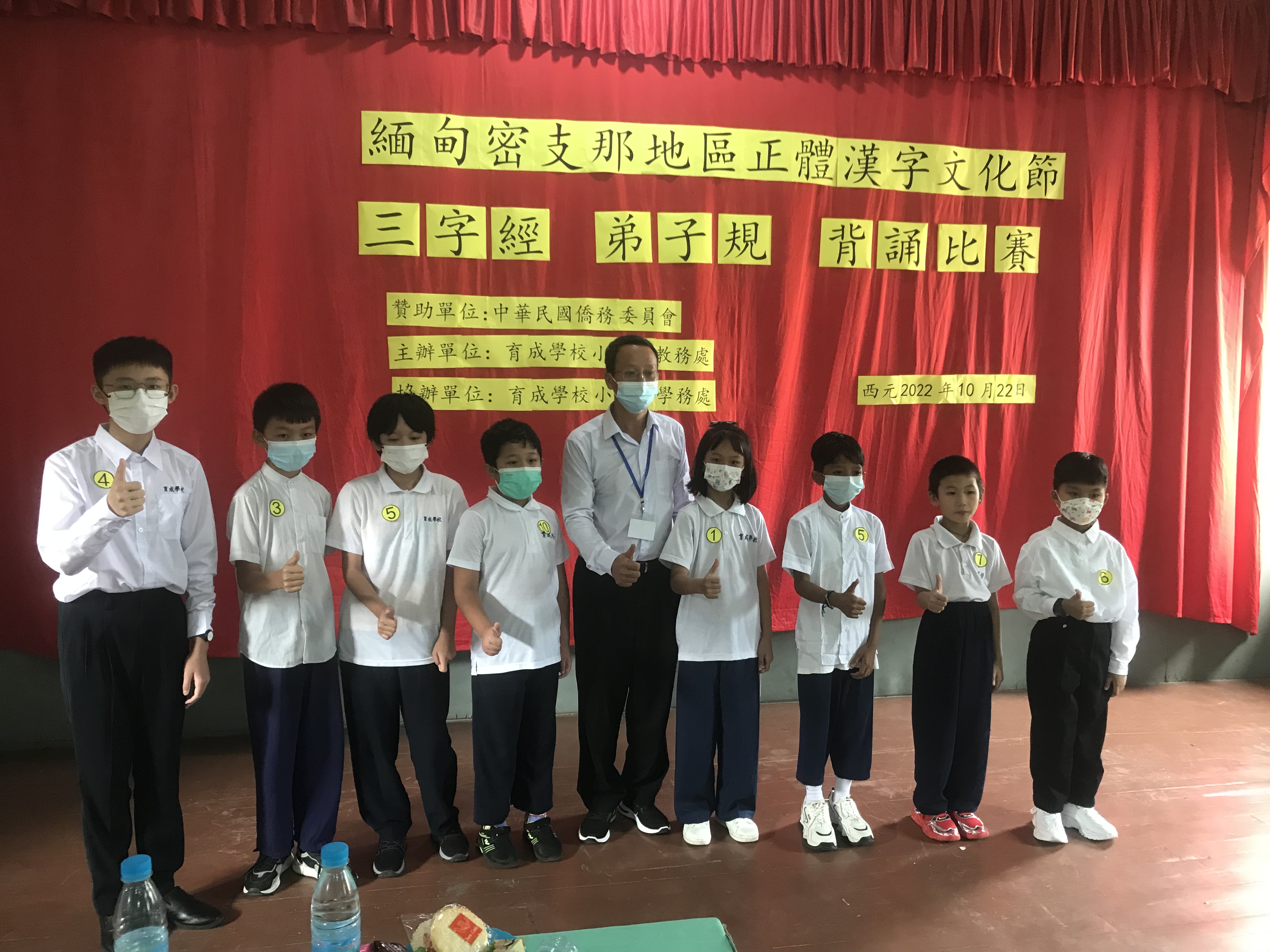 尹勝邦校長和獲獎同學合影