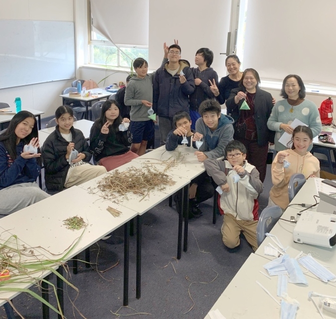 賀老師和班上同學製作的艾草香包