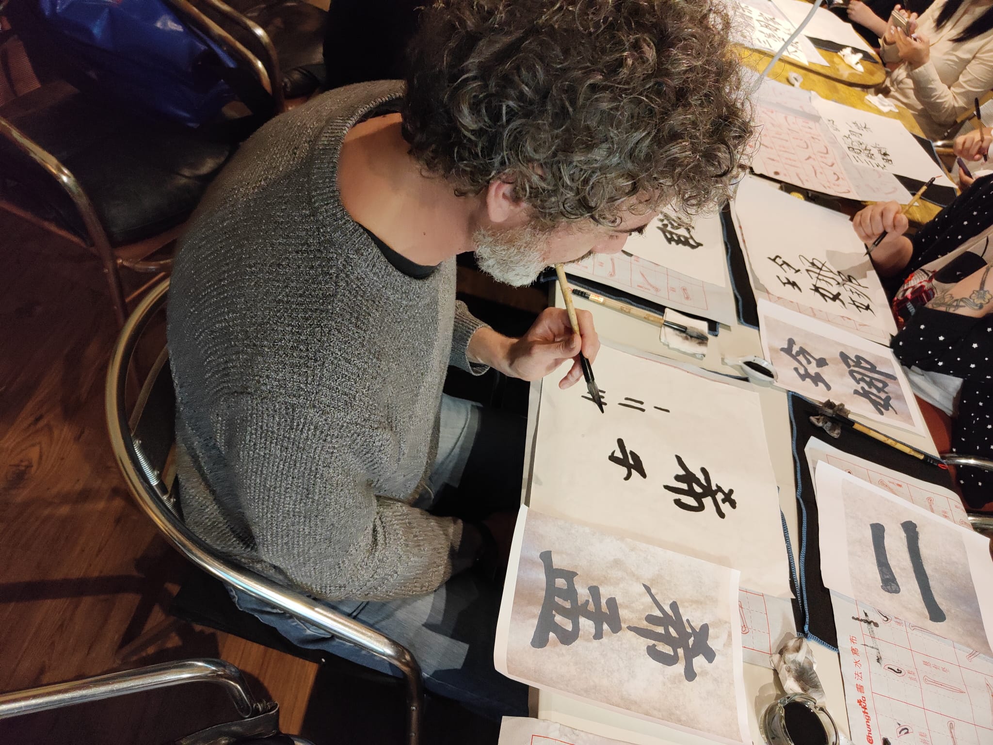 與會者練習施老師準備的義翻中姓名