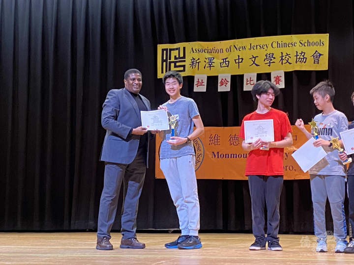 維德孟華中文學校校長吳傳柏Herbert Gordon (左) 頒獎