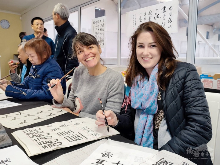 當地友人也能寫出正體漢字書法