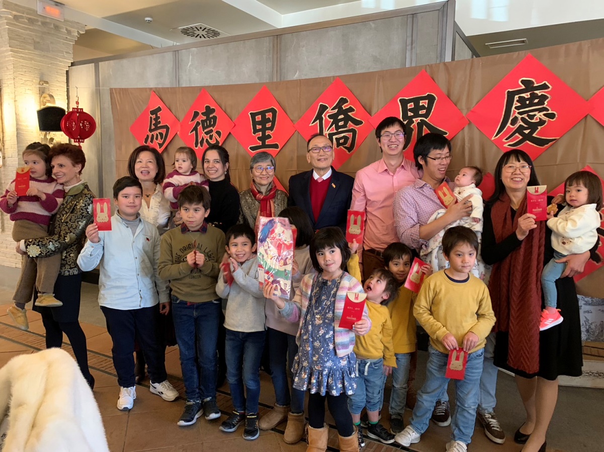 劉大使夫婦發紅包予僑界幼童