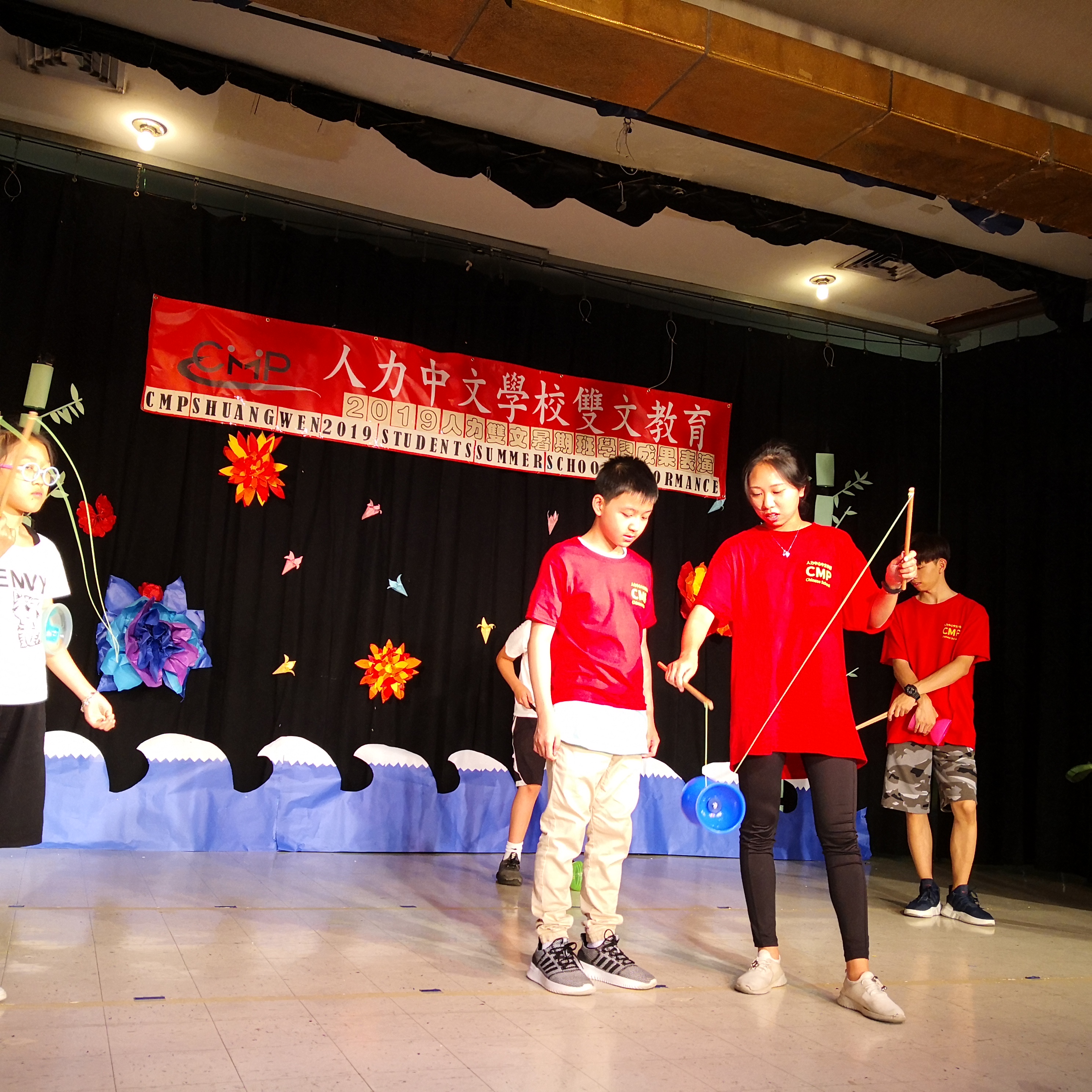 同學們專心地跟扯鈴老師學習。