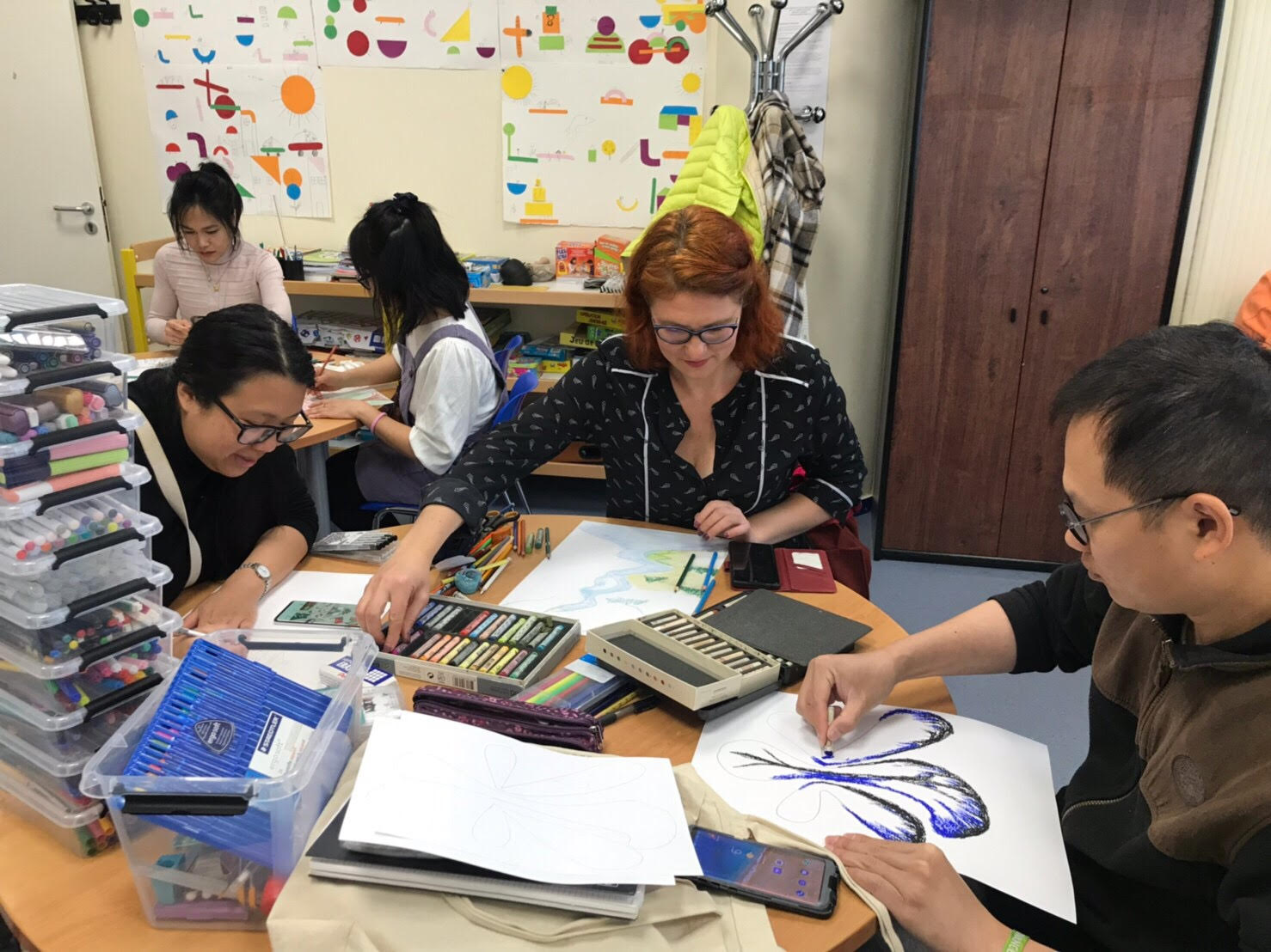 臺灣華語文學習中心-亭林中文學校學員聚精會神參與漢字創意繪畫比賽