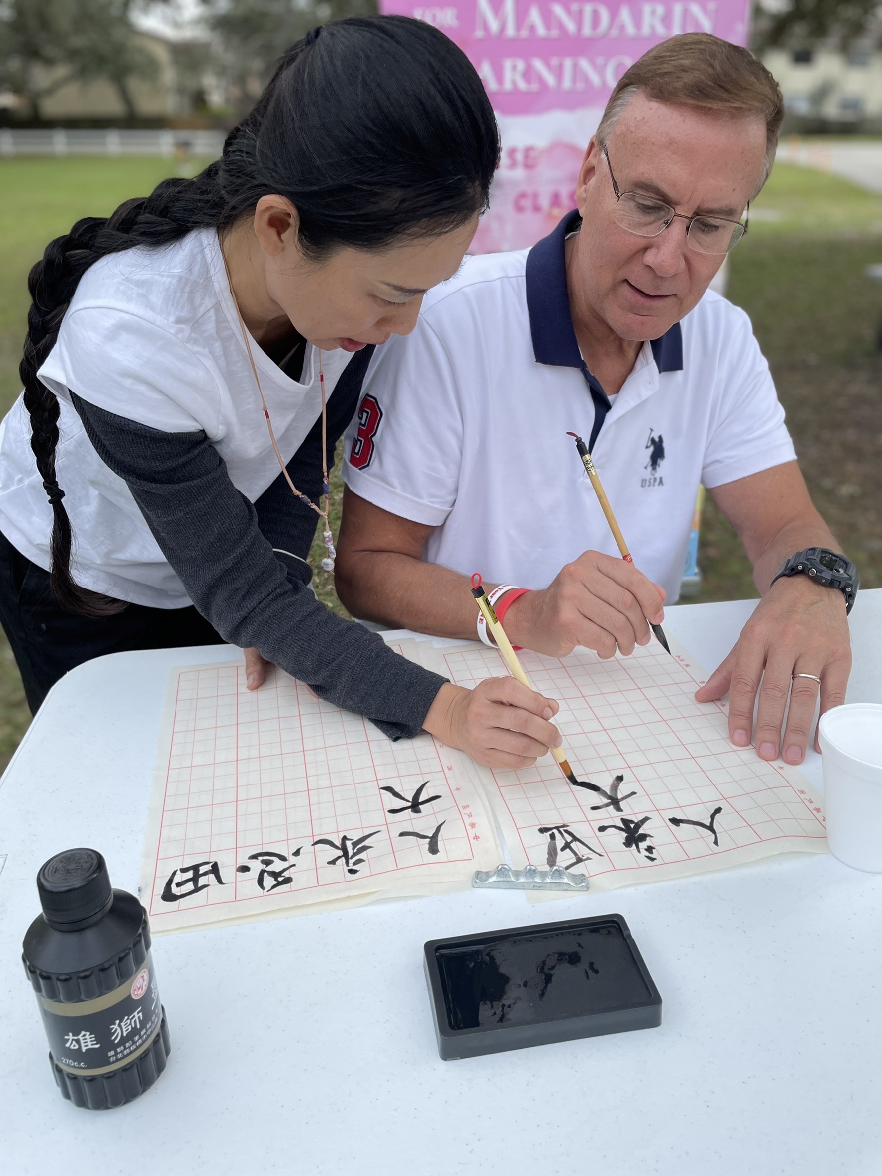 老師指導訪客練習簡單書法