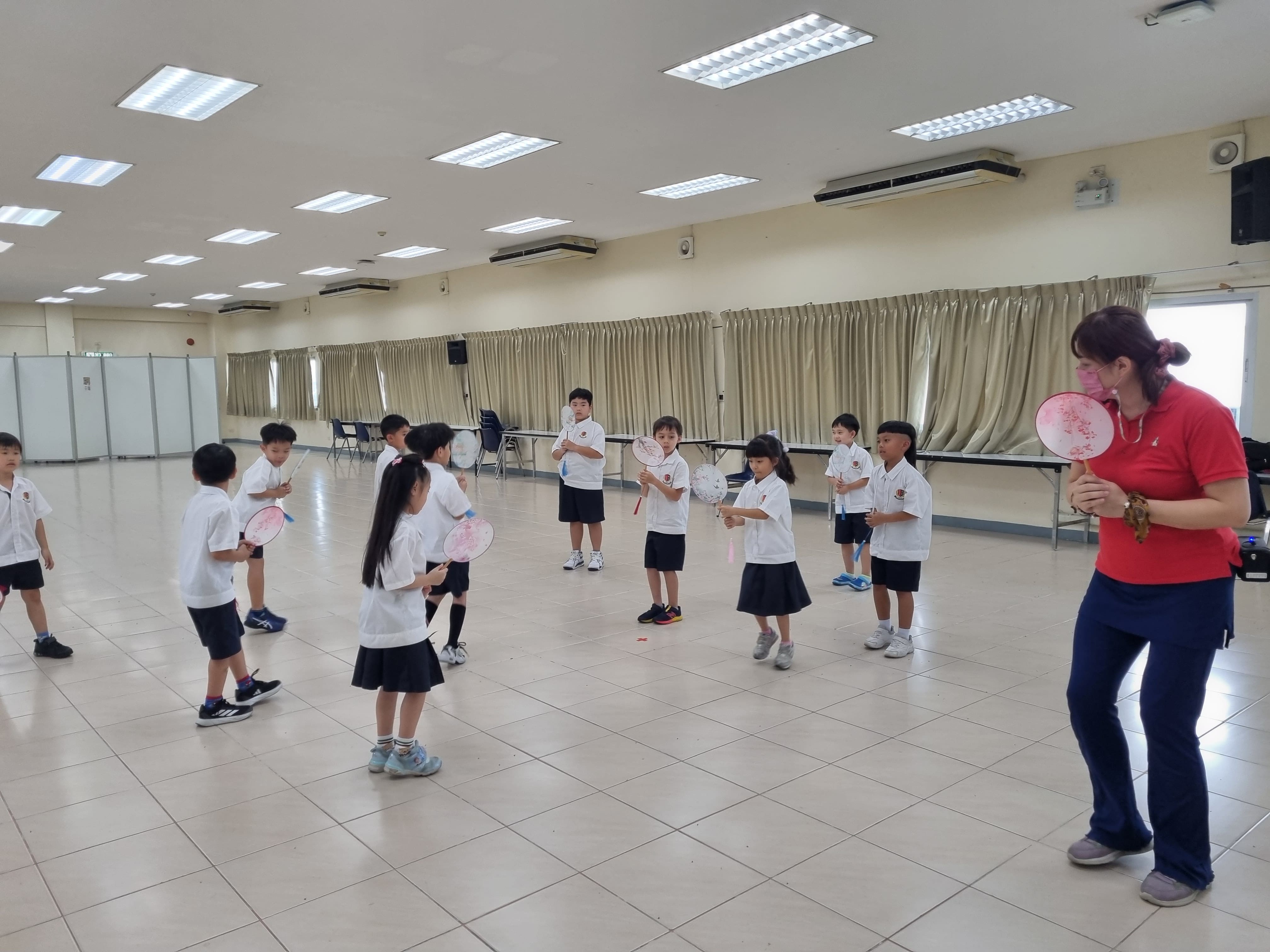 小學學生學習扇子舞