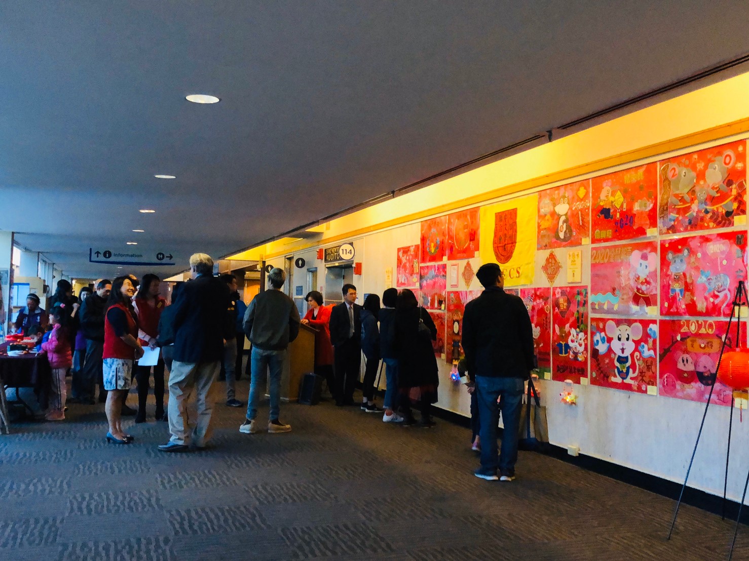 海報展覽歡樂氣氛濃厚，參加民眾都感受到春節的喜悅