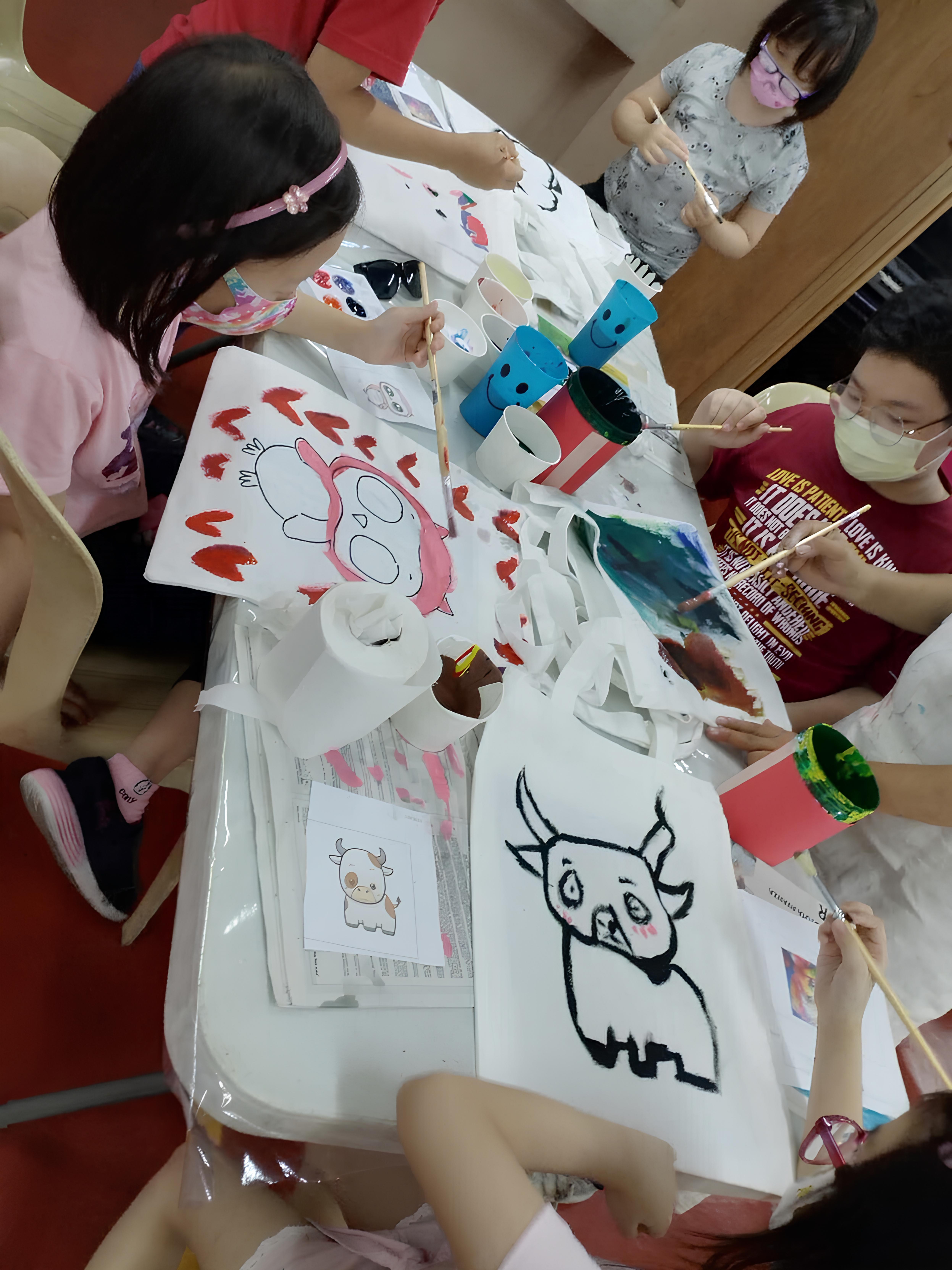 ▲學生與家長一起動手彩繪其樂融融