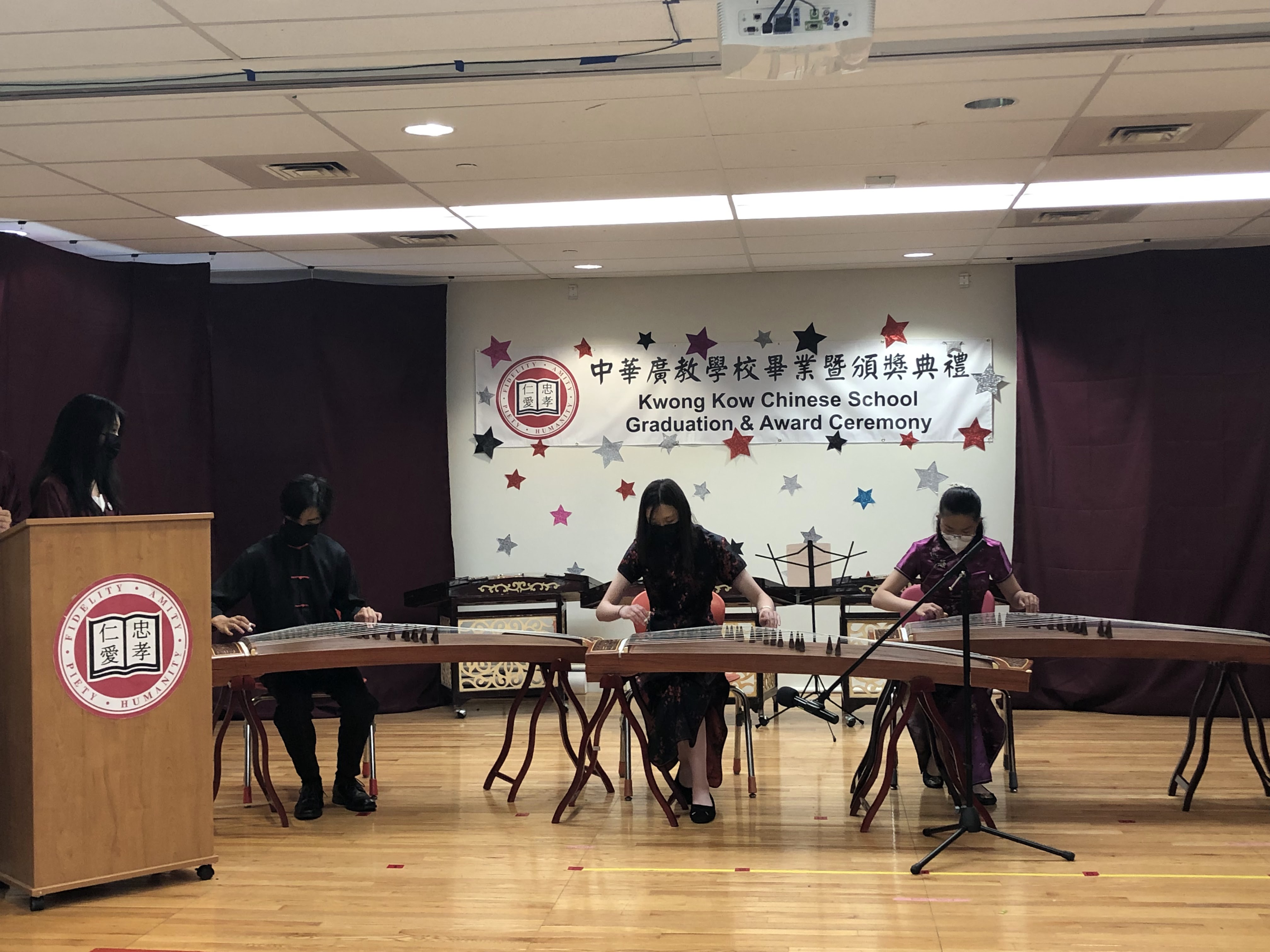 揚琴老師與學生攜手表演古箏。