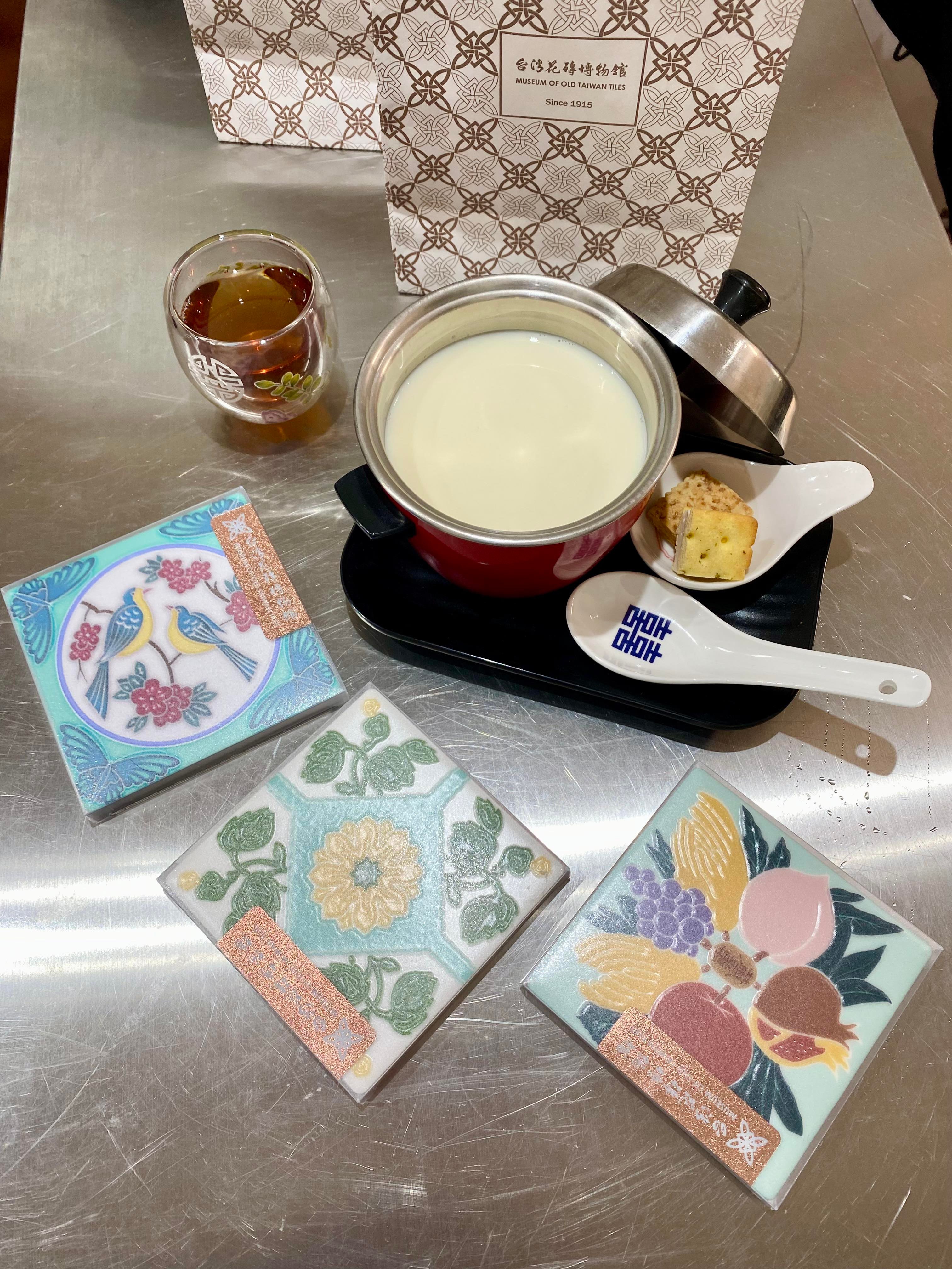 徐館長為大家準備的三款臺灣特色花磚，嘉義名產-豆漿豆花及方塊酥