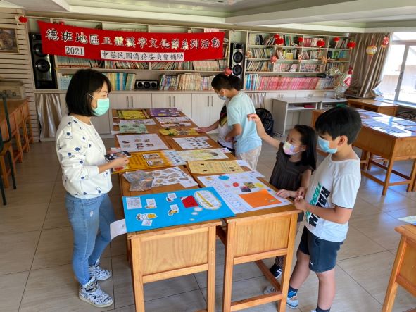 學生們參觀及投票選出自己喜歡的作品
