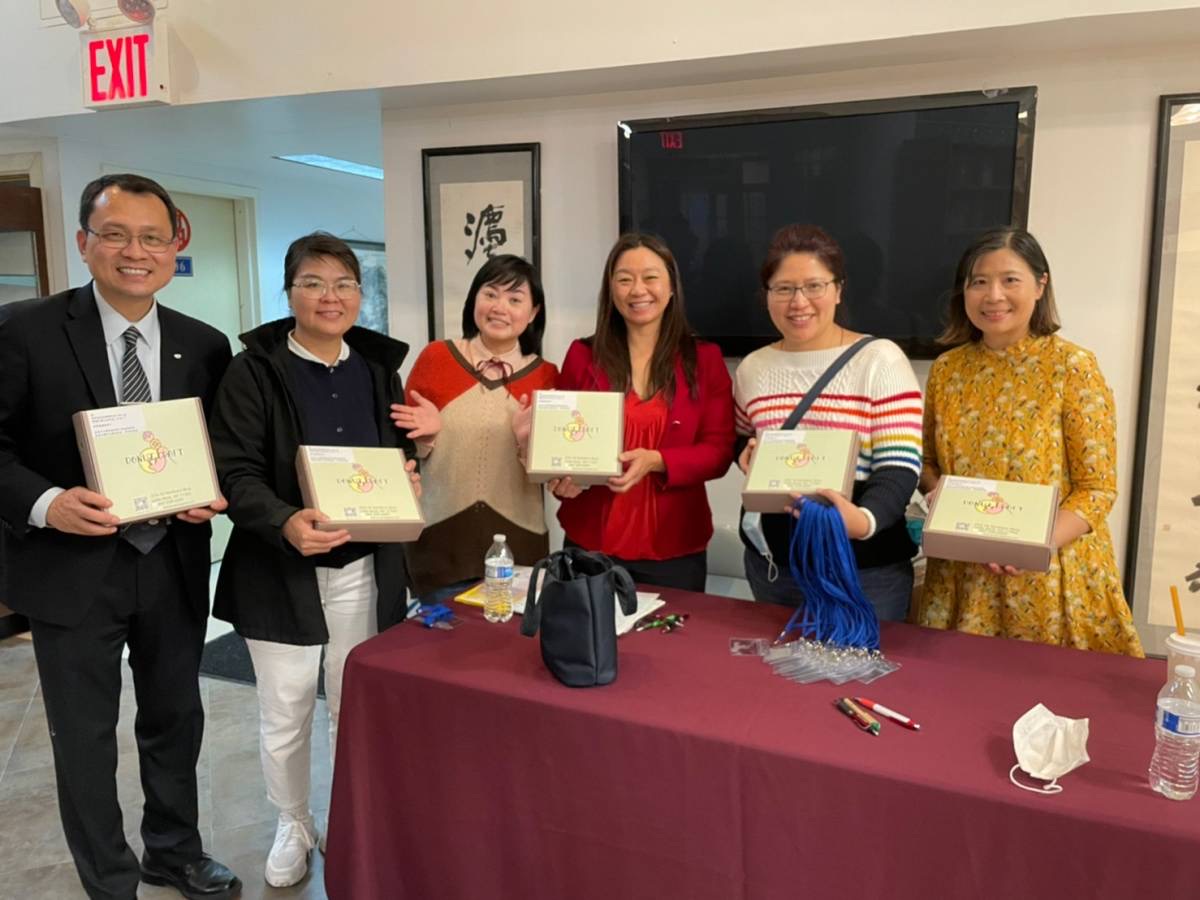 團隊合影之一(左起:莊淂隆/長島慈濟、林怡蓉/紐約慈濟、邱琼雯/長島大頸、黃菁齡/長島南灣、蘇郁琇/優勢學苑、王聿潔/新城歸正教會)