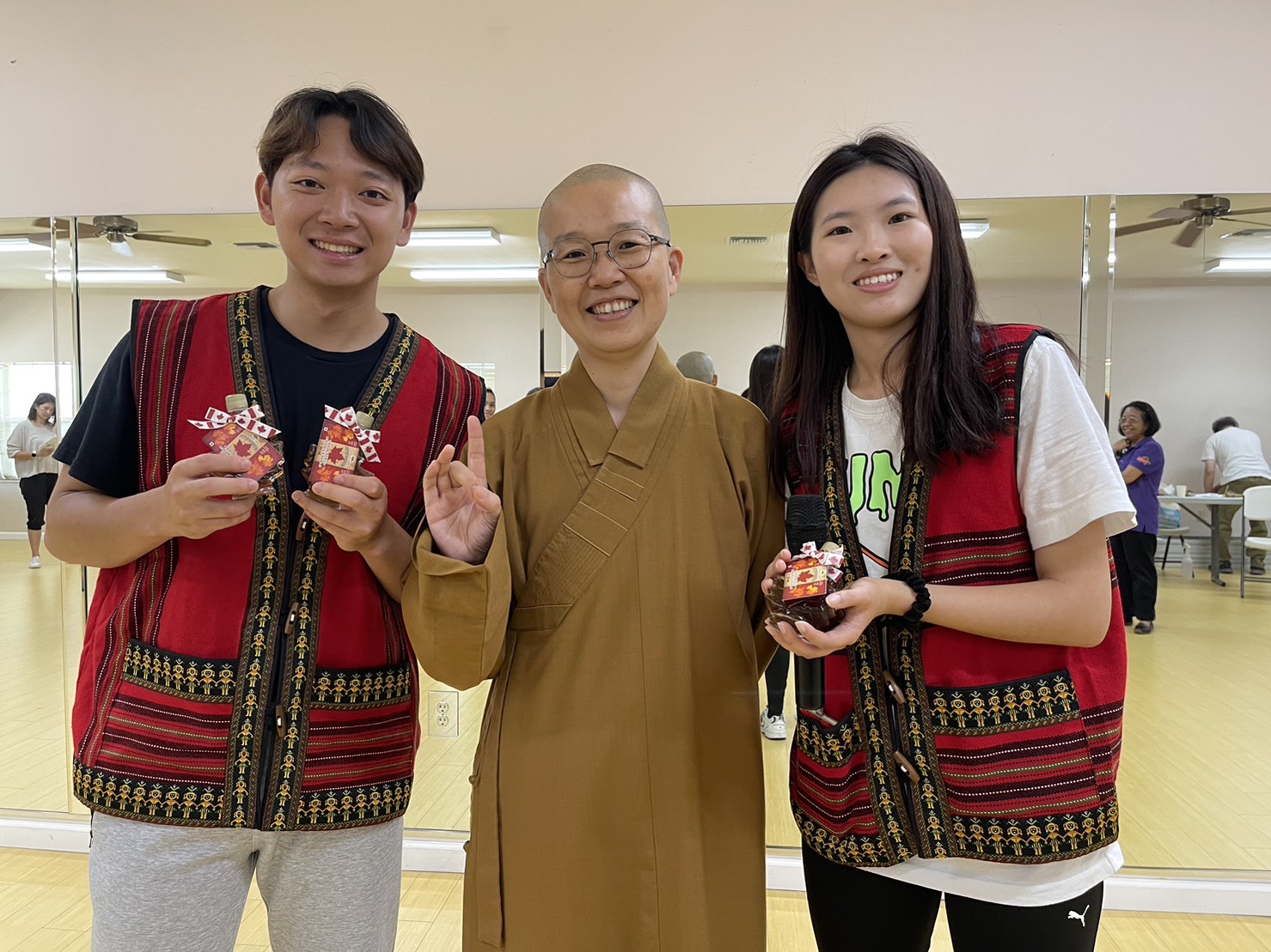 李芮齊老師，謝承晏老師和佛光山光明寺監寺如元法師