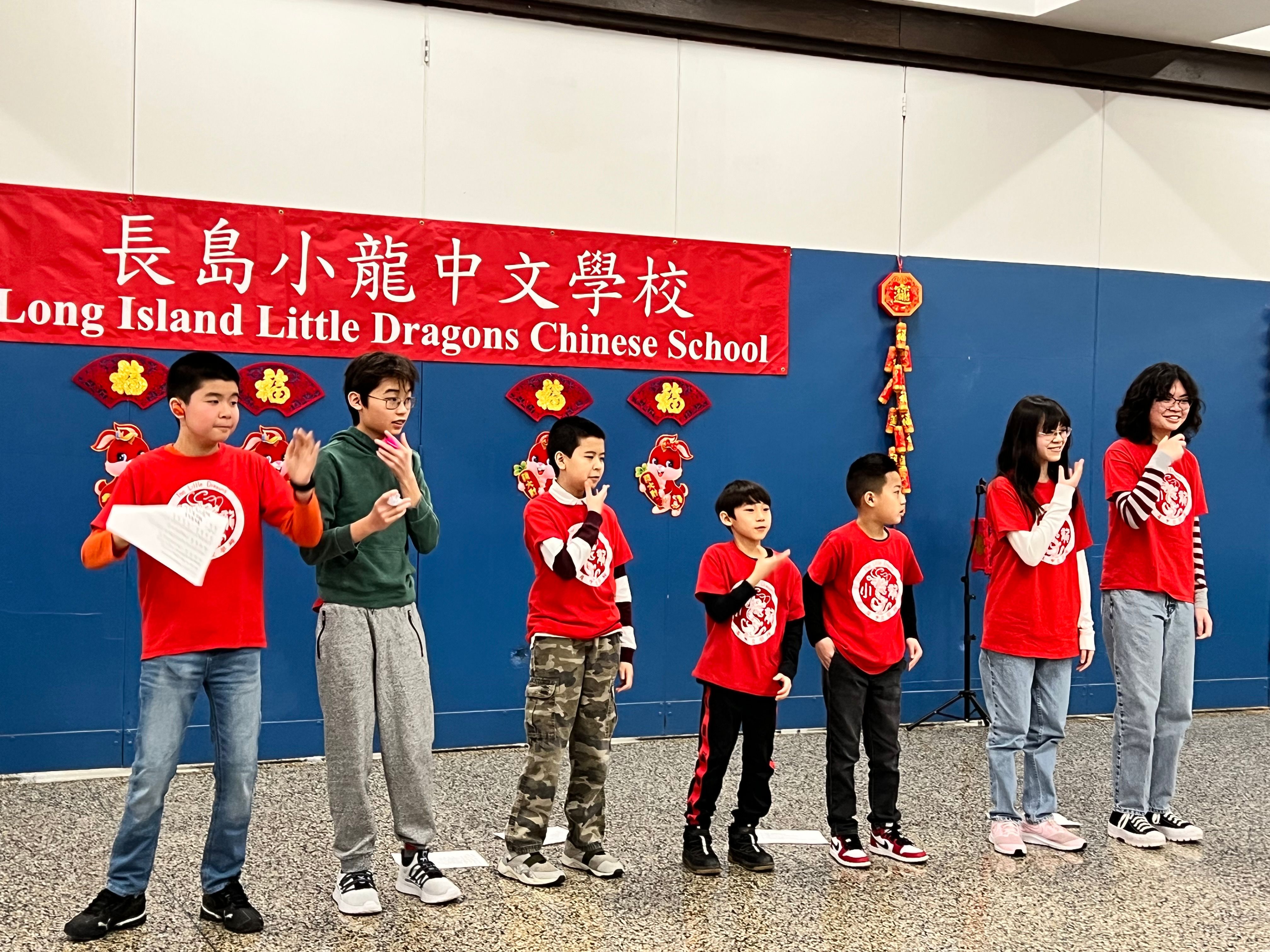 B 3 班 : 表演手語『幸福的臉』，透過中文歌曲，嘗試傳達幸福的意義、分享幸福的時刻