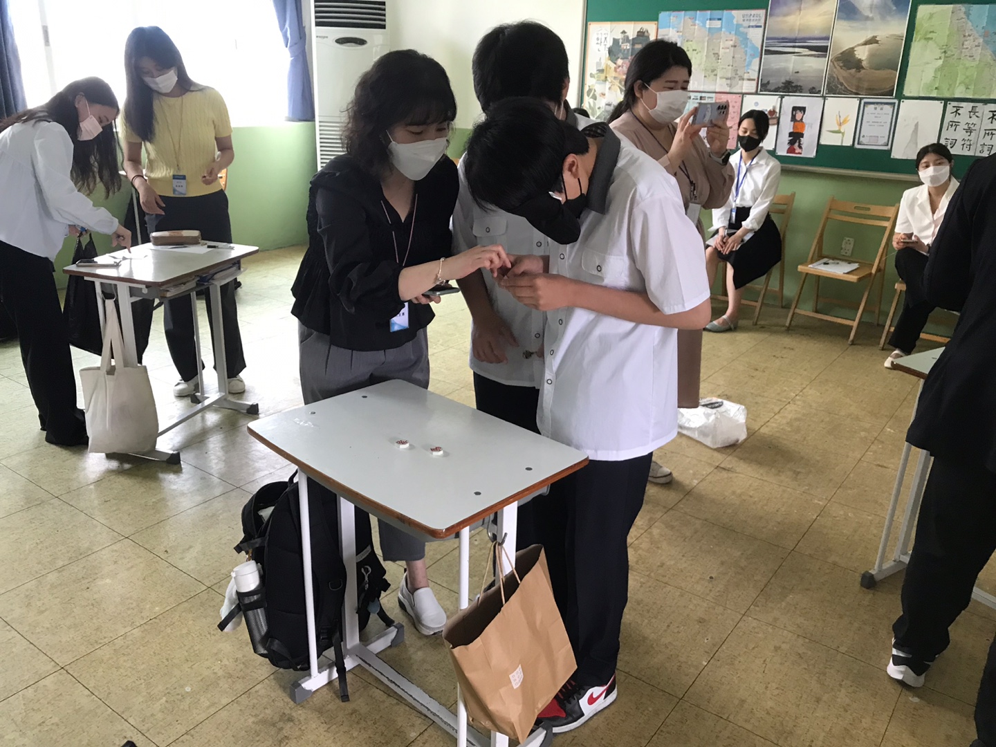 韓國大學實習教師以清楚美觀的PPT教材，分組進行授課以及進行教學活動