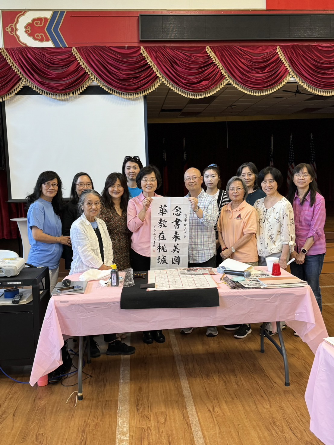 亞特蘭大書法協會秘書長李麟老師(右6)、亞特蘭大中文學校戴念華校長(左6)及參與教師合影