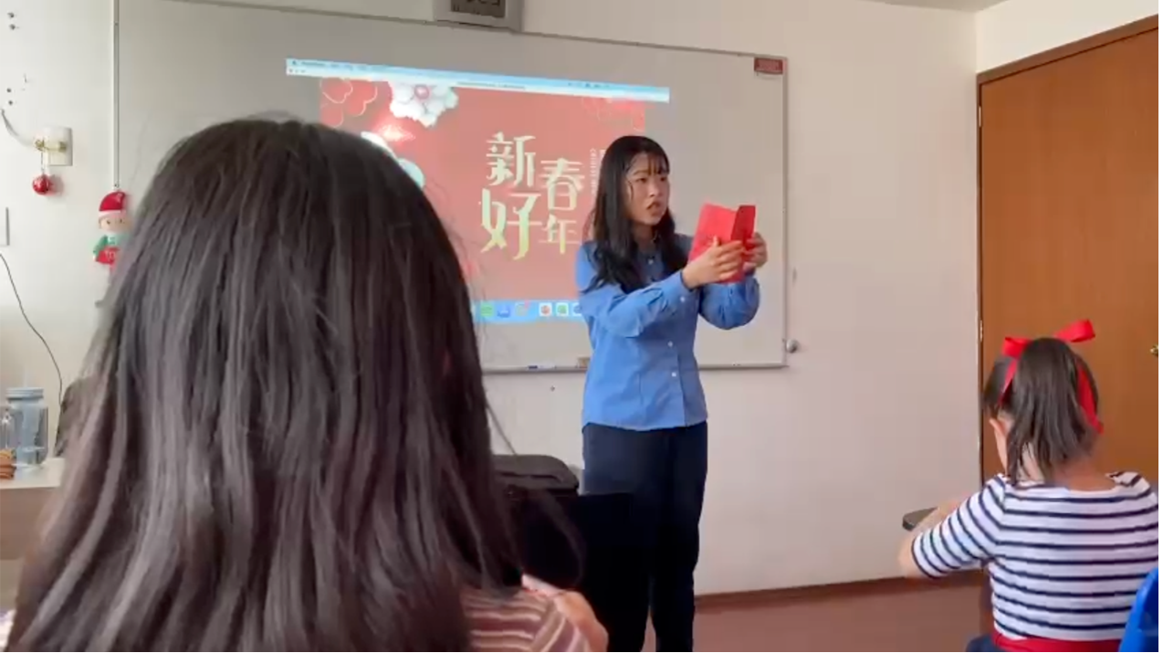 本中心老師教導學生如何做紅包。