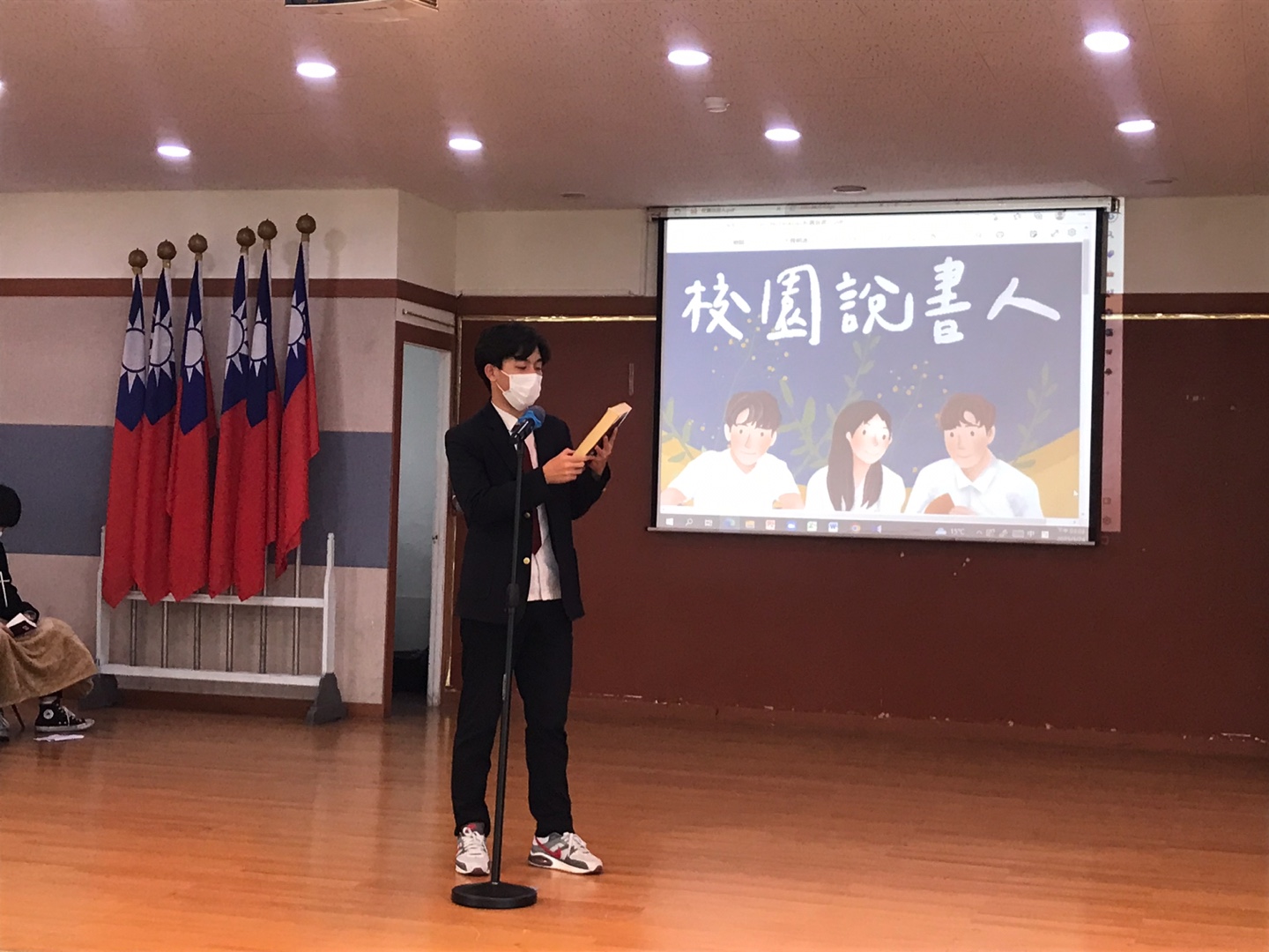 同學們落落大方地介紹喜歡的書籍