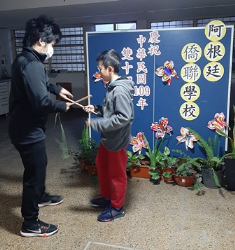 莊廉光老師為學生講解扯鈴操作