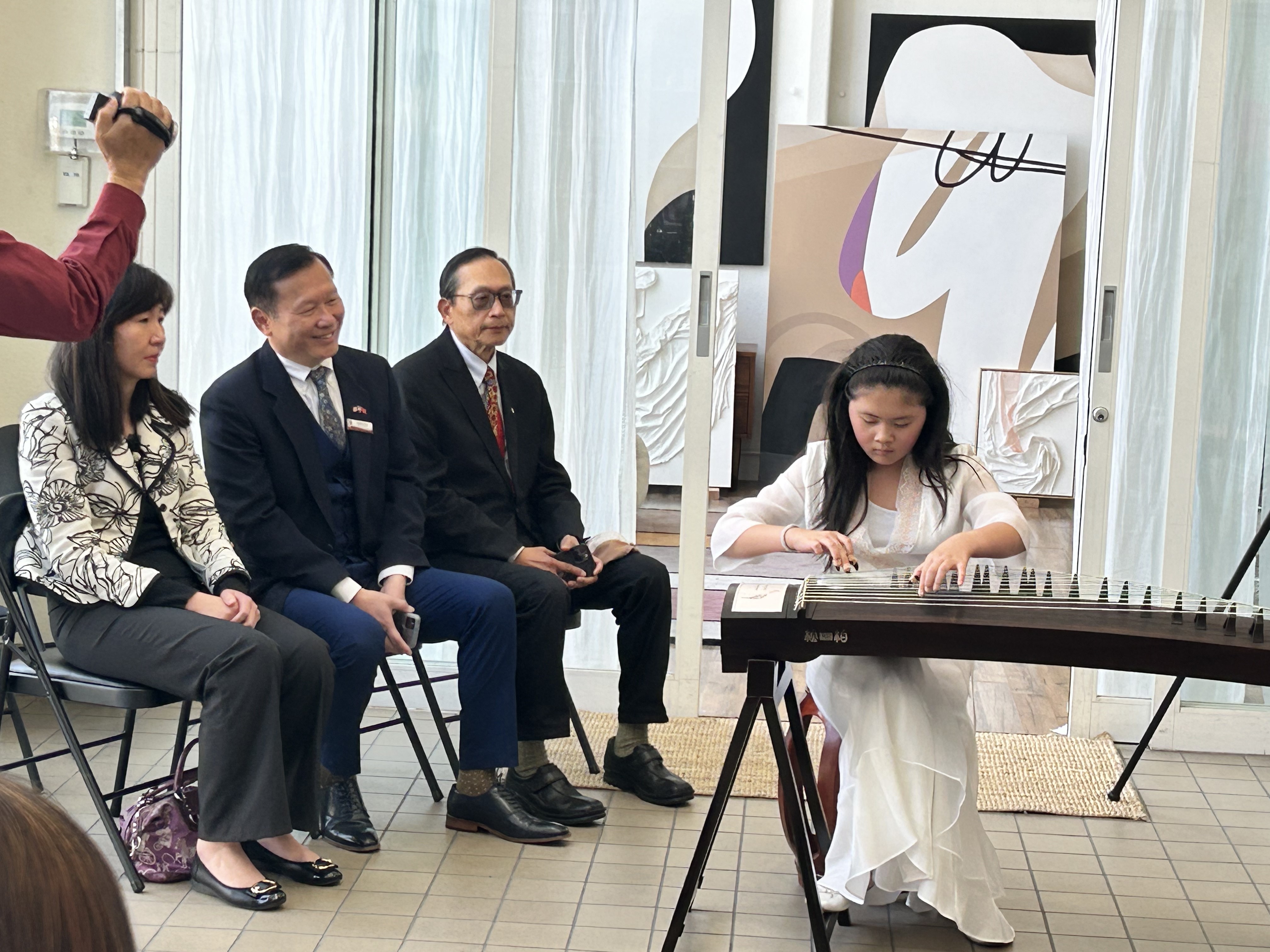 金伯瑾同學節目表演古箏