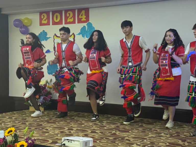 為展現學生在華語文的能力，每年年底你好華語文中心舉辦華語文成果展，讓家長看到孩子們說中文，並分享不同文化的舞蹈及歌曲