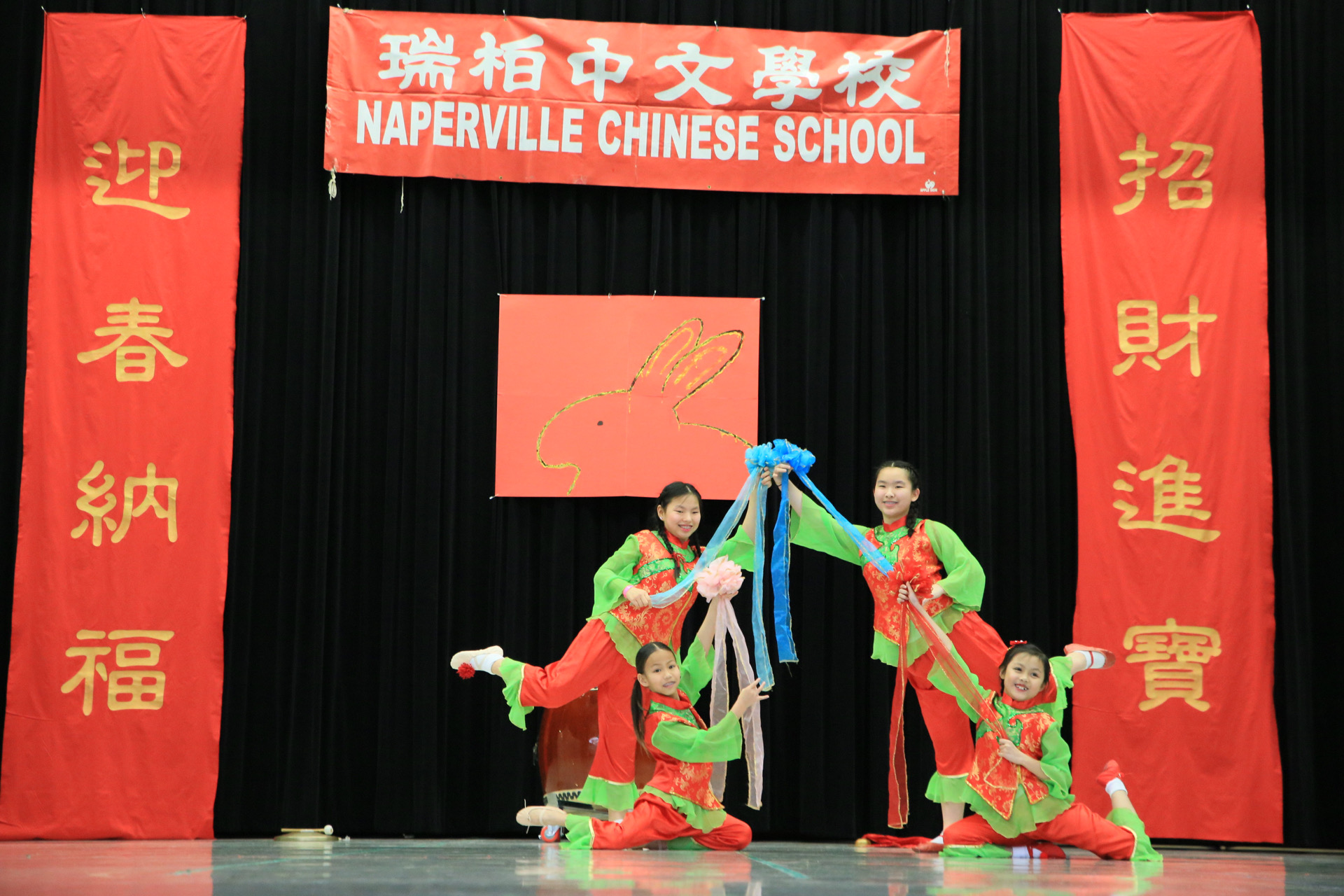 舞蹈班表演精美絕倫的《賀新年》