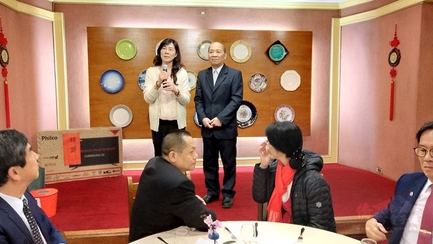 謝師宴上，將於109年1月1日接任巴西中文教學協會會長的趙士縈(後排左)感謝大家支持，並祝賀教師節快樂。
