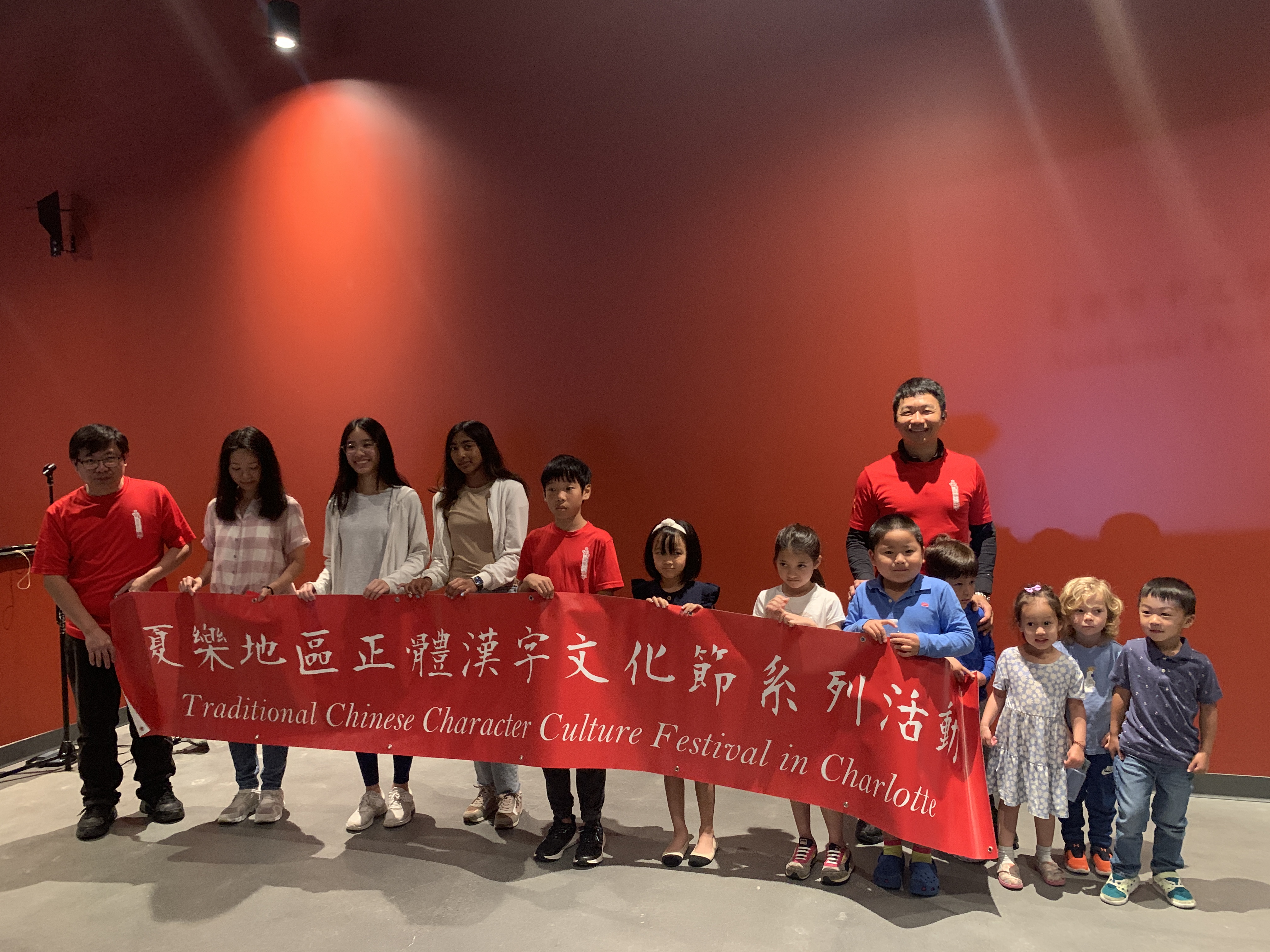 李漢澤校長(左一)及識字比賽獲勝隊伍