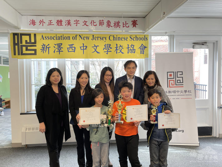 低年級組前三名（前排左起：Owen Lin 、洪浩緯、金仁勇）與頒獎貴賓（後排左起：江海寧、謝嘉文、陳怡君、戴松昌、李珠瑛）合照