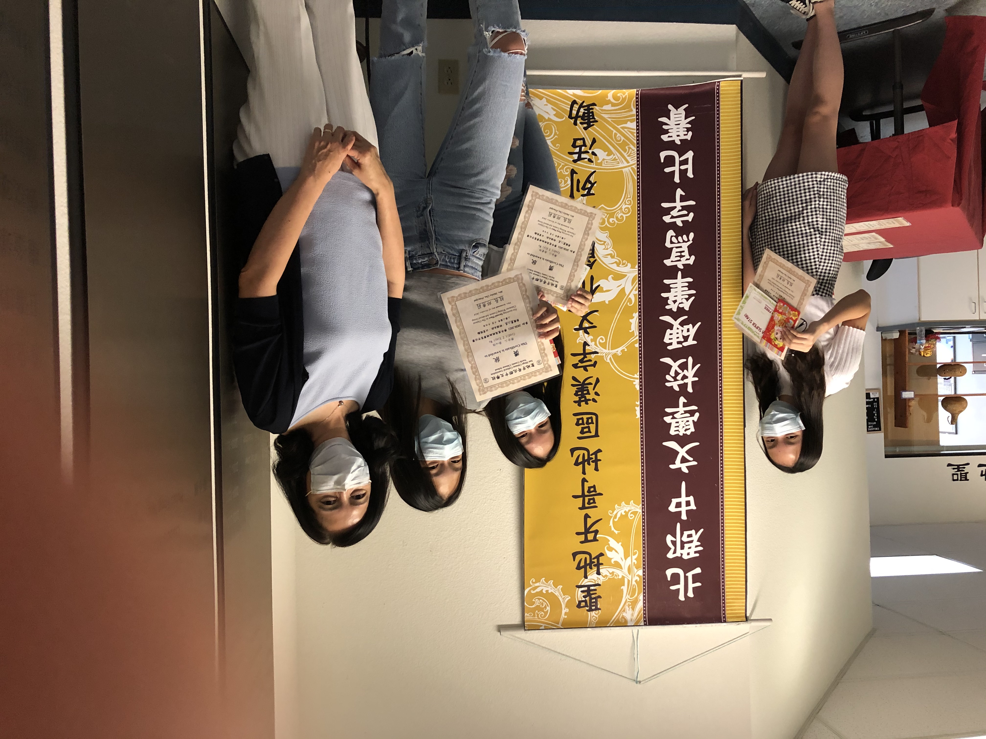 高級組得獎學生與校長快樂合影。
